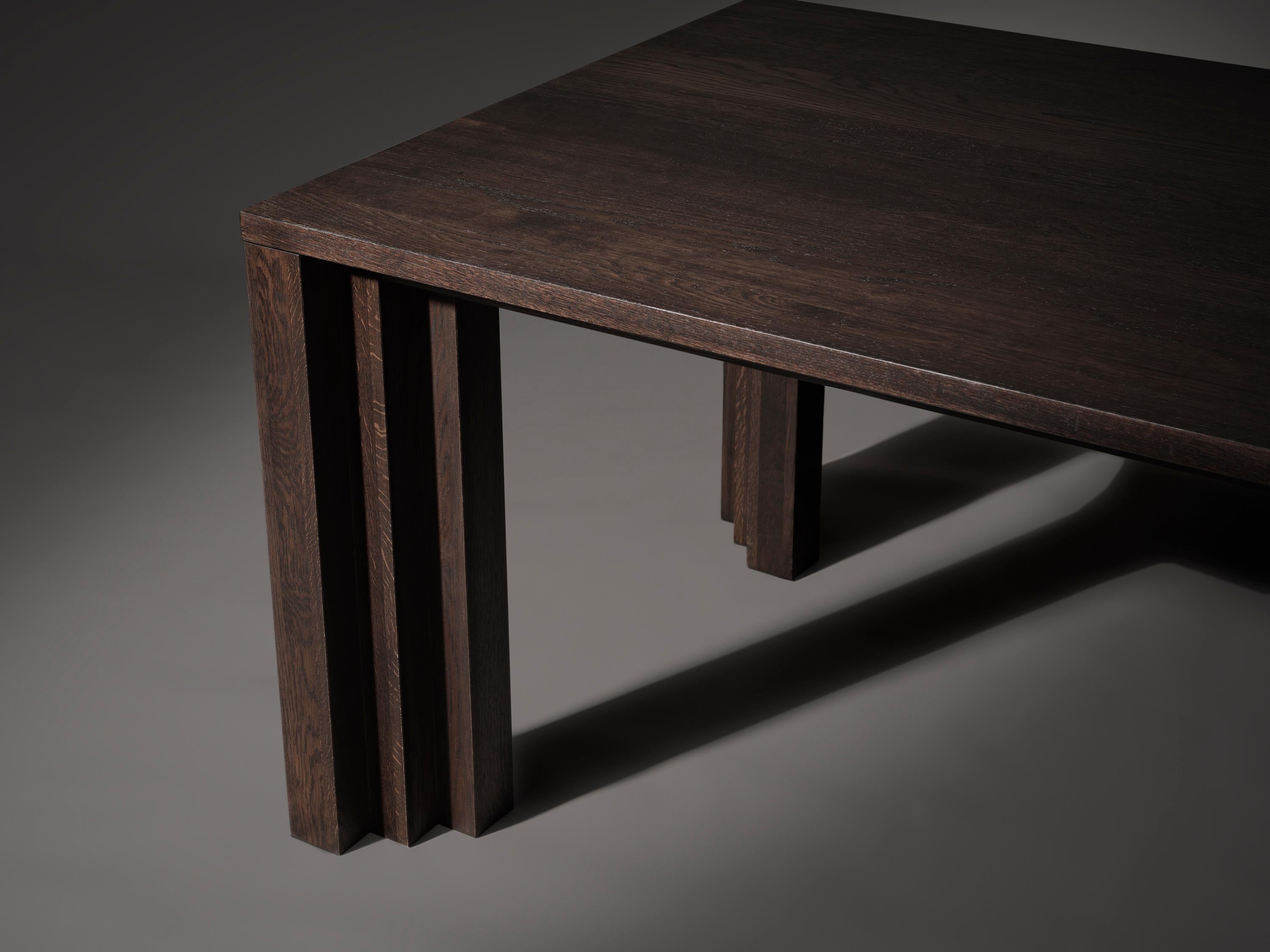 La table Cadence s'inspire de la simplicité et de la puissance des briques rythmiques en escalier visibles dans l'architecture de la zone du 