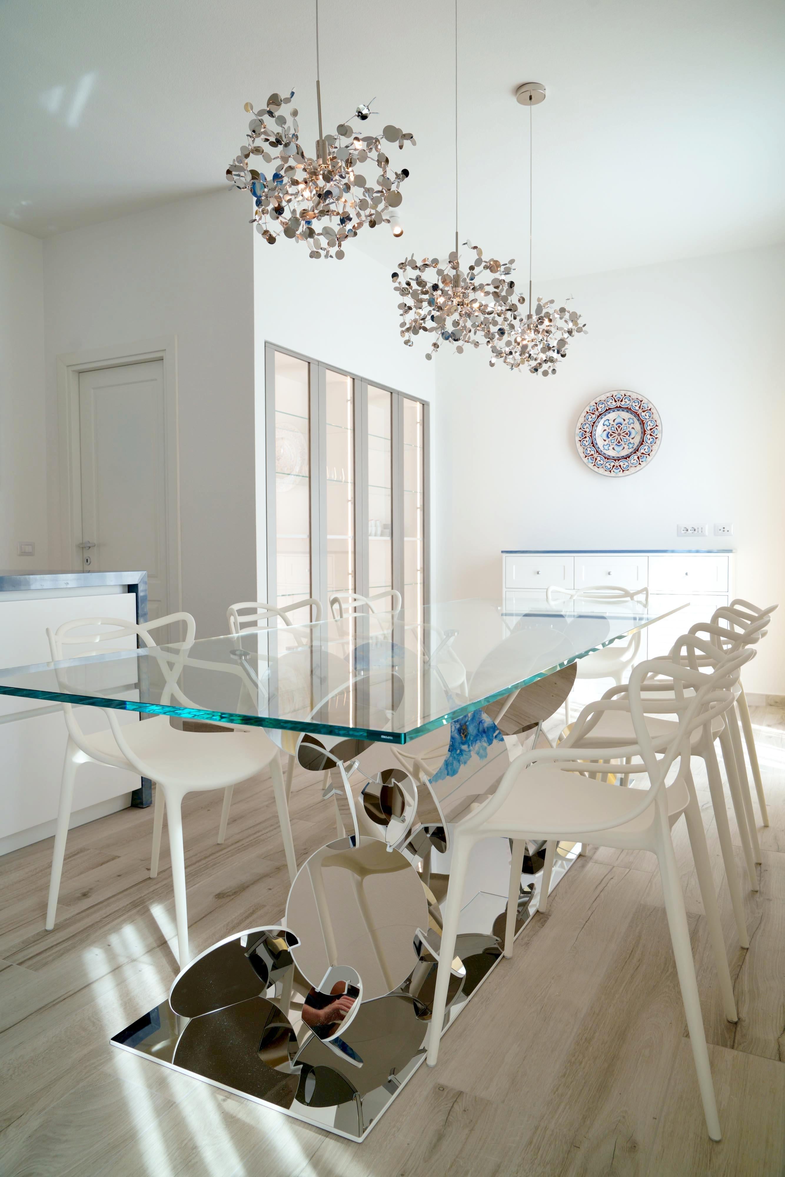 Esstisch Skulpturale Edelstahl-Spiegelscheiben Basis gehärtetes Glas Top  (Moderne) im Angebot