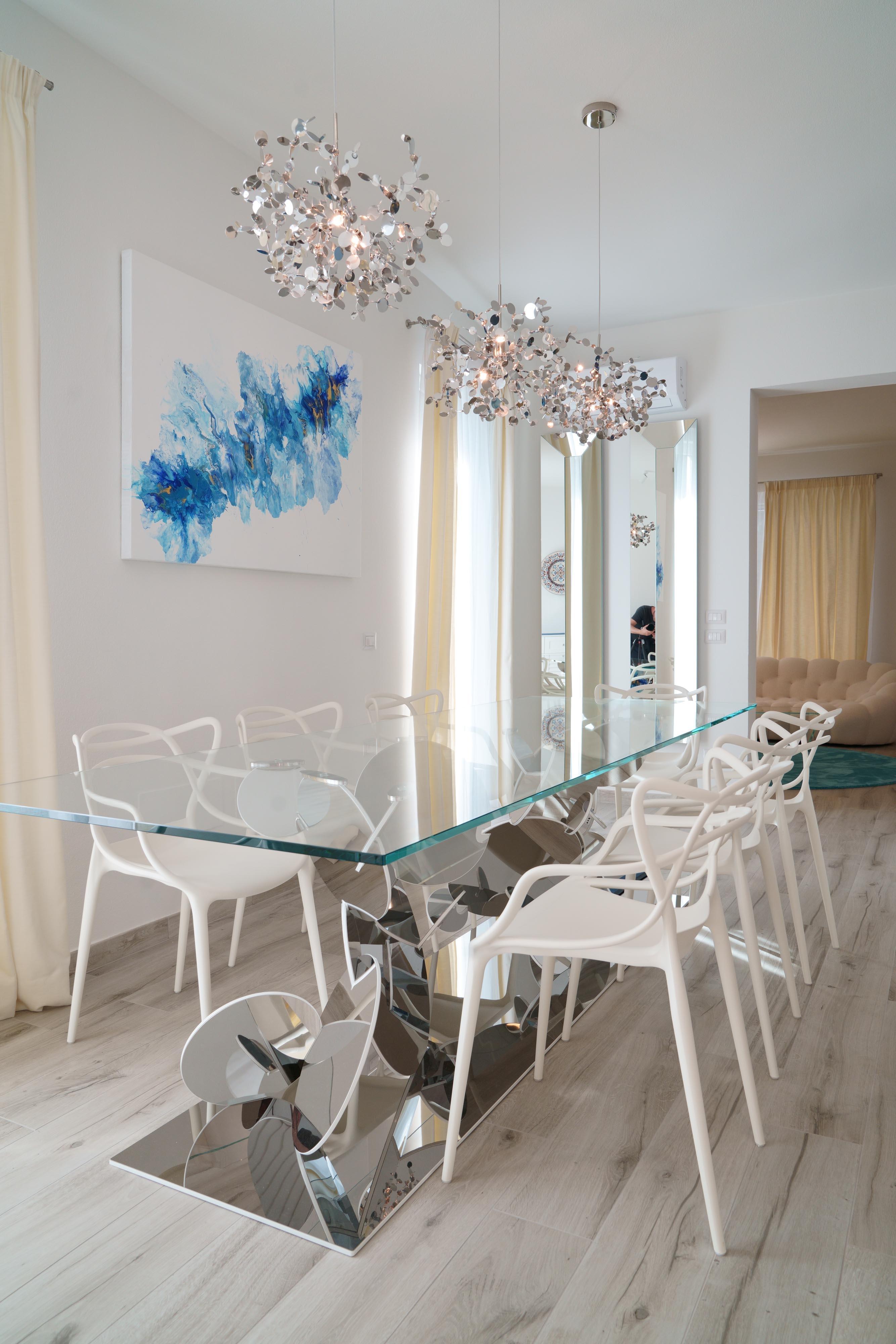 italien Table de salle à manger sculpturale en acier inoxydable à base de disque et plateau en verre trempé  en vente