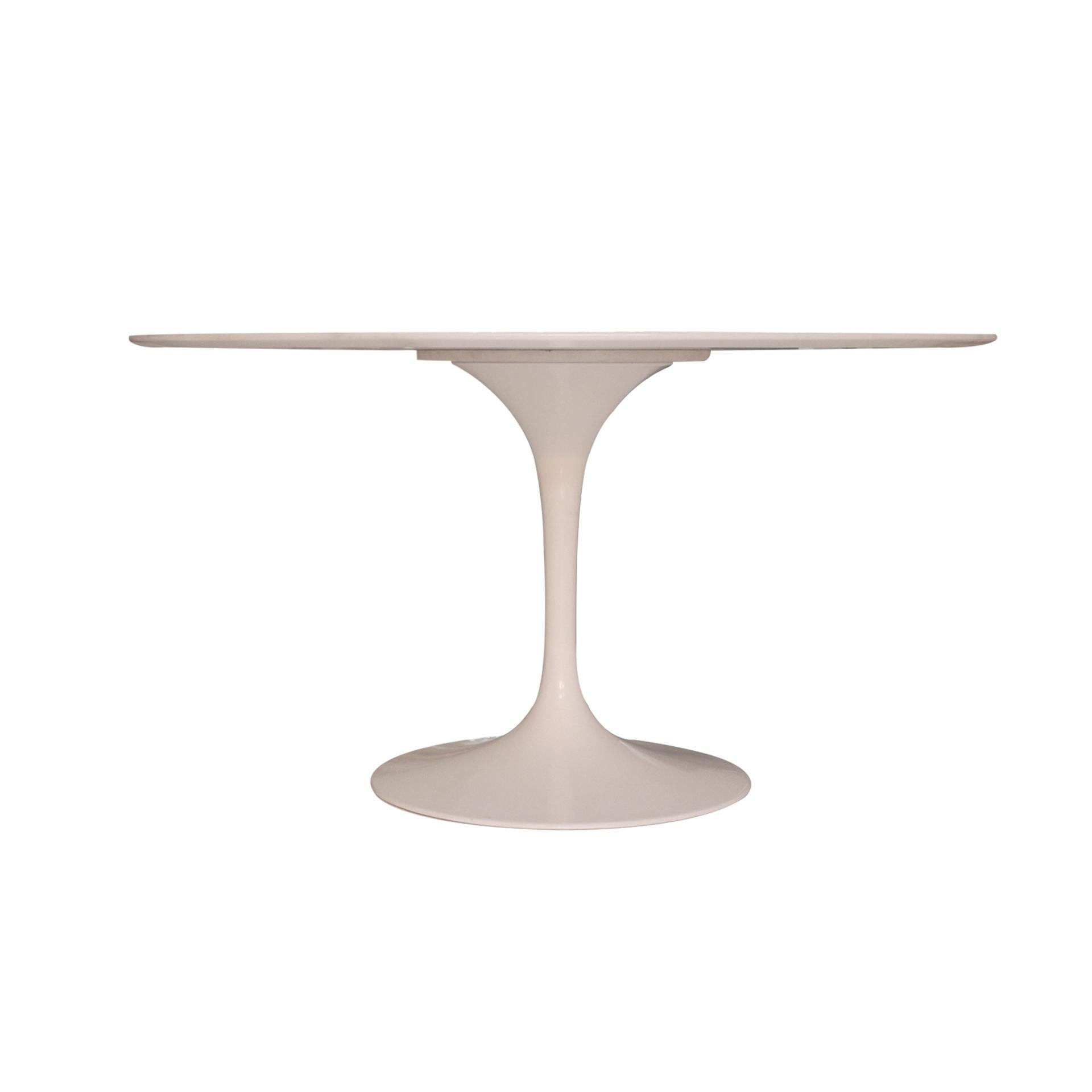 The Tulip table, designed by Eero Saarinen in 1958, is an iconic piece that continues to set trends in interior design. It consists of a white-painted metal base and a round white marble tabletop.

Currently produced by the renowned brand Knoll,