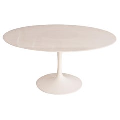 Table de salle à manger Tulip éditée par Knoll et conçue par Eero Saarinen