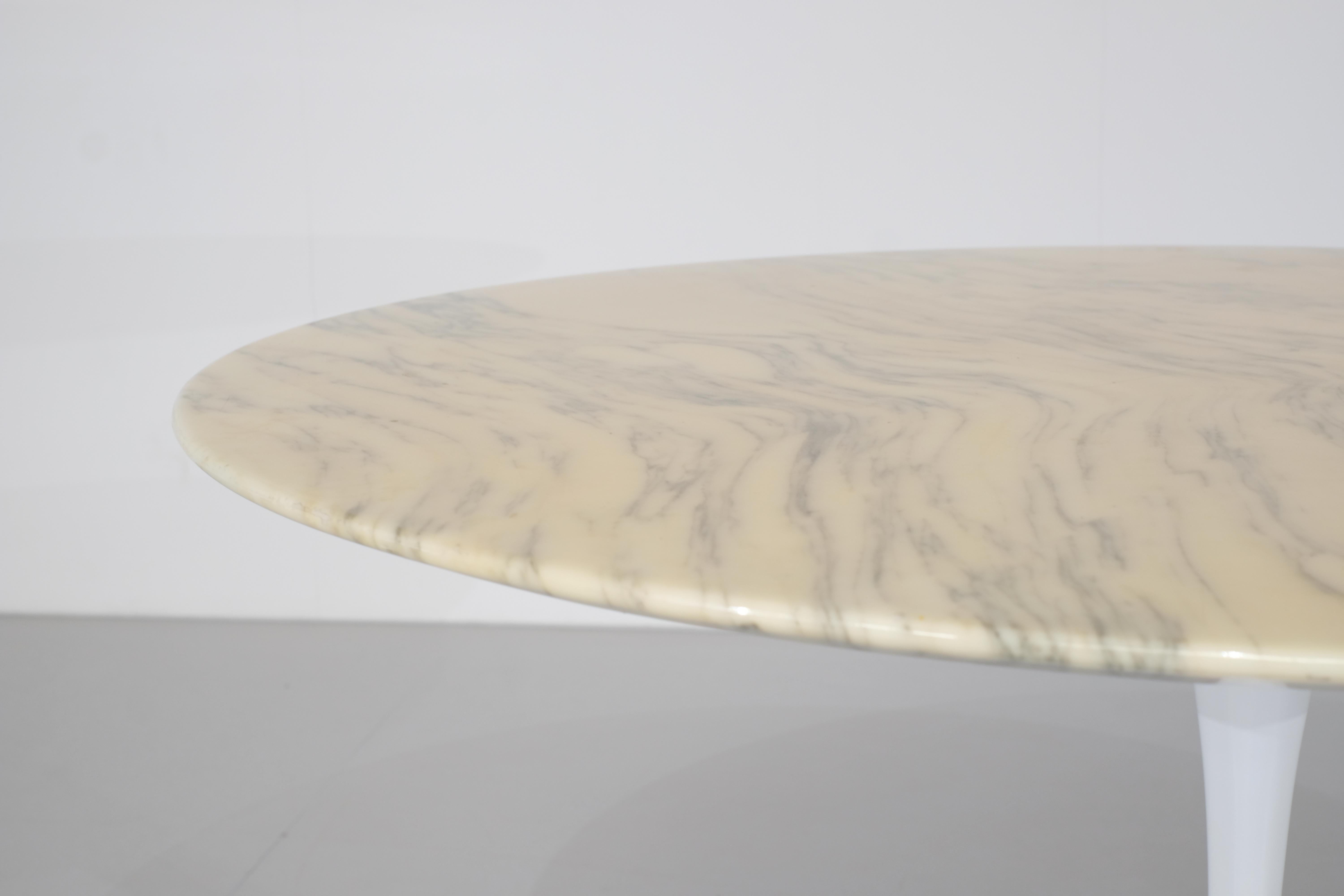 Mid-Century Modern Dining table Tulip in marble by Eero Saarinen for Knoll International - 1960s For Sale