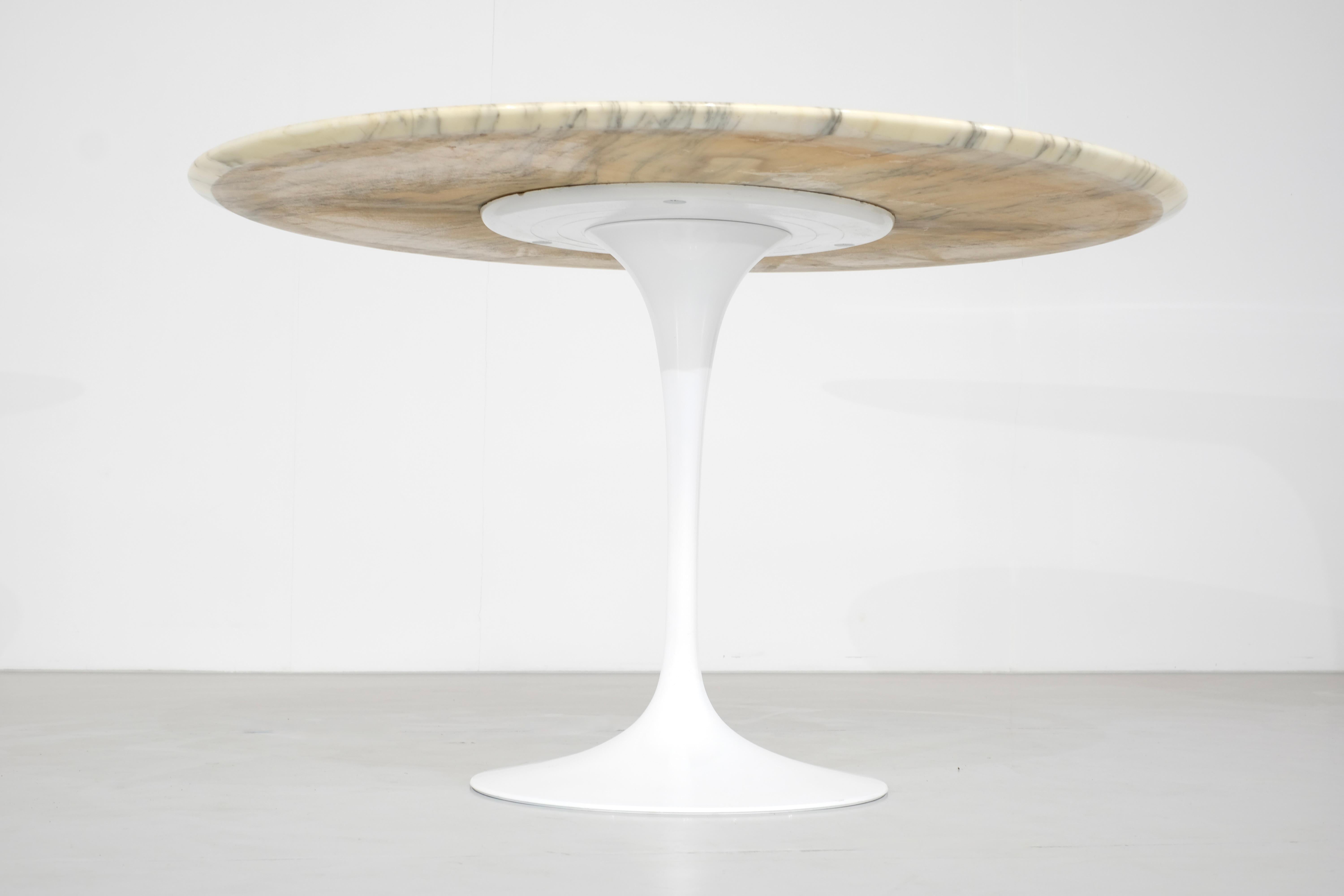 American Dining table Tulip in marble by Eero Saarinen for Knoll International - 1960s For Sale