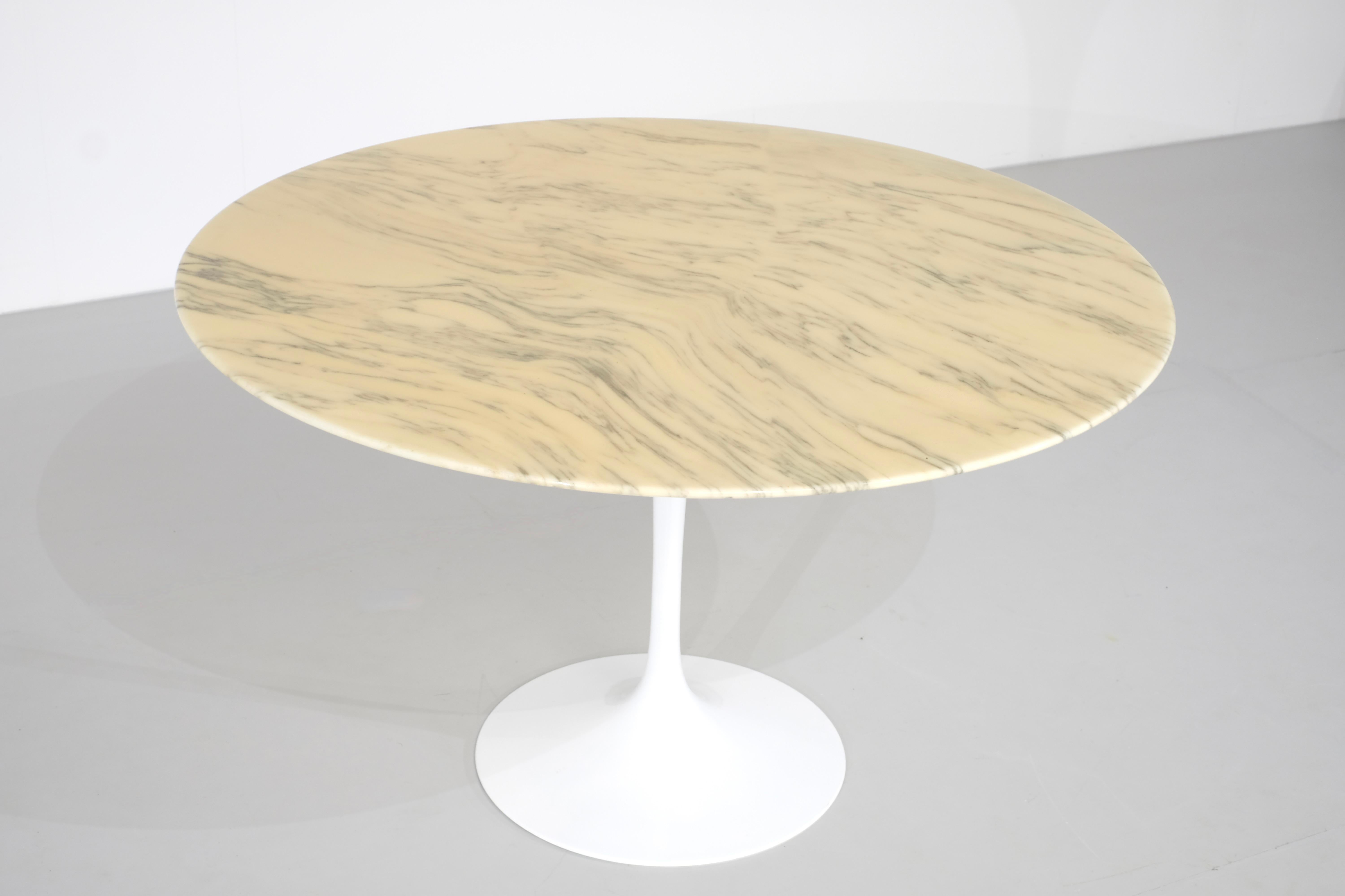 Dining table Tulip in marble by Eero Saarinen for Knoll International - 1960s In Good Condition For Sale In Uccle, Bruxelles