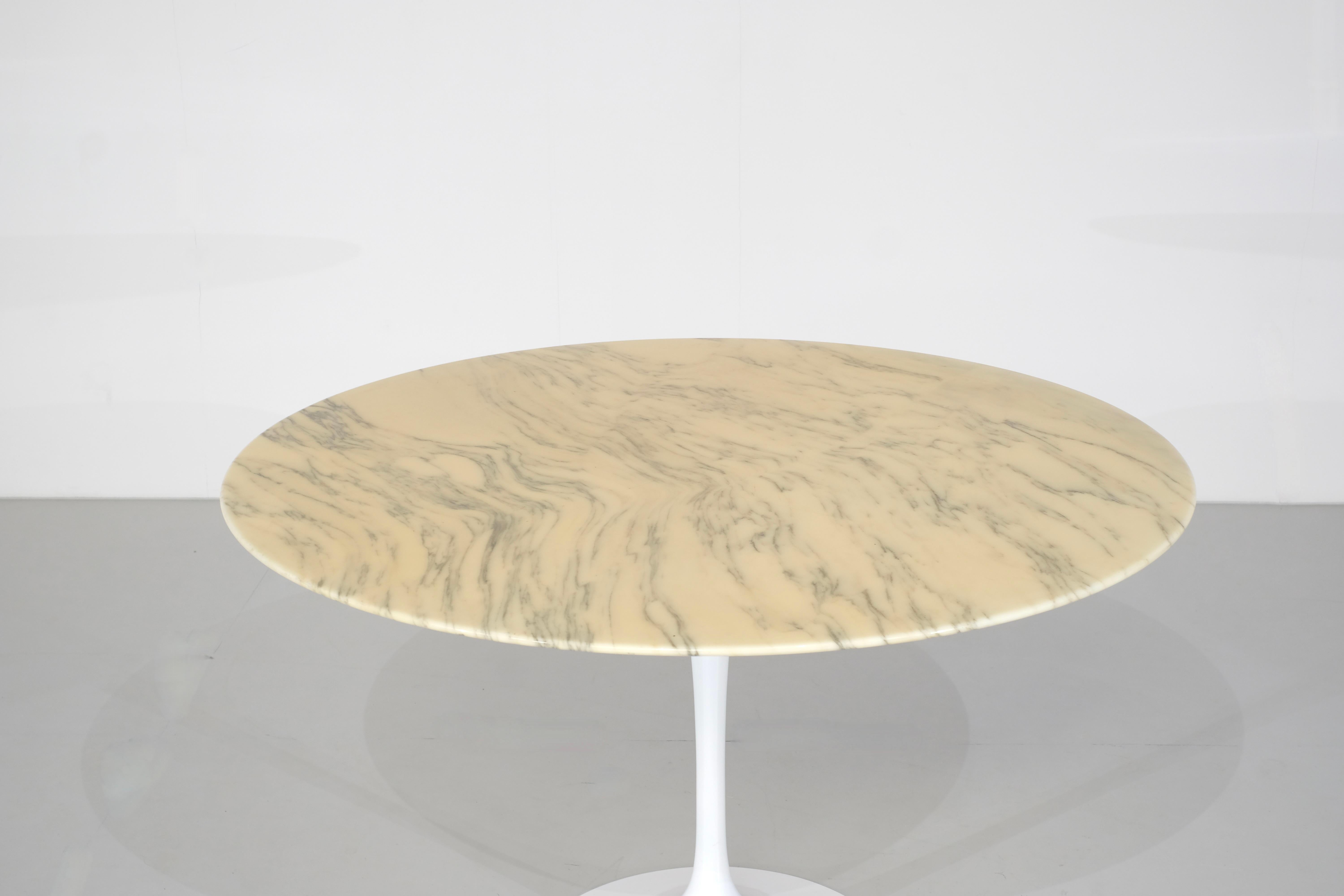 Aluminum Dining table Tulip in marble by Eero Saarinen for Knoll International - 1960s For Sale