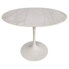 Table de salle à manger Tulip avec plateau en marbre d'Eero Saarinen pour Knoll International