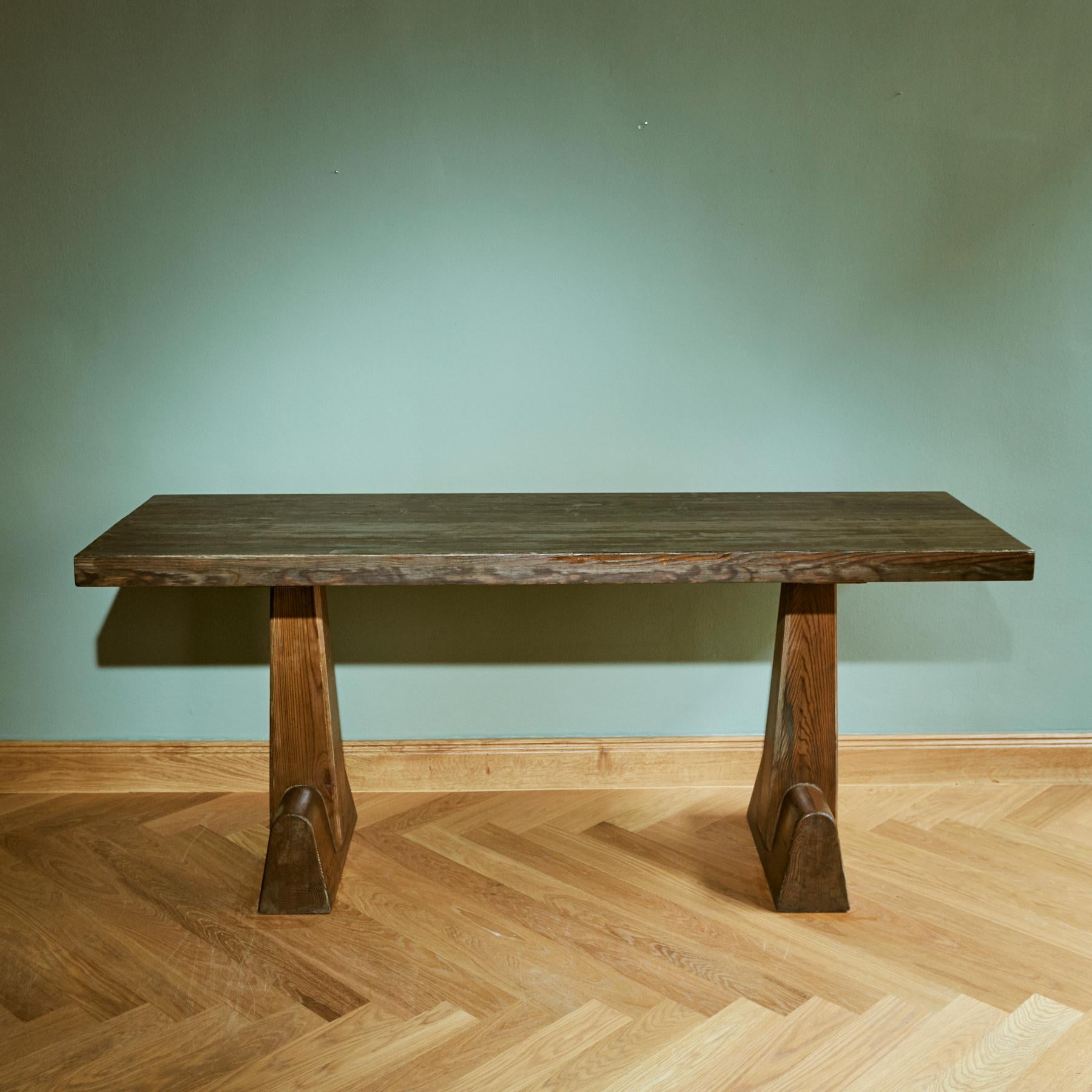 Produite par AB Nordiska Kompaniet, cette table appartient à la ligne de mobilier de cabine moderniste de Hjorth des années 1930. 

L'architecte et designer industriel Axel Einar Hjorth (1888 - 1959) était l'une des figures de proue de la culture