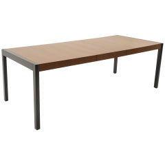 Table de salle à manger, noyer avec extrémités et pieds noirs par Metropolitan
