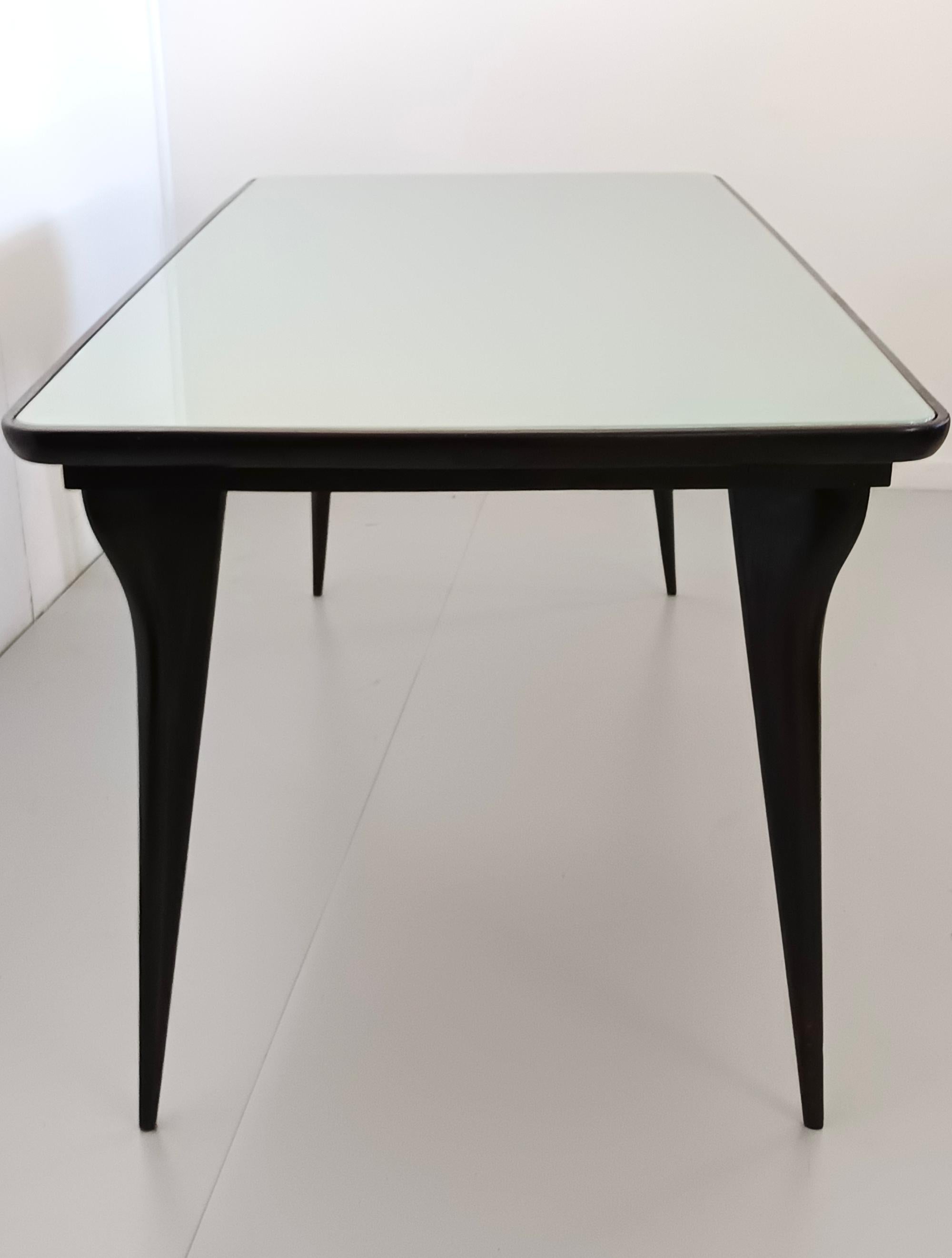 Ébénisé Table de salle à manger avec plateau en verre vert pâle dans le style de Carlo De Carli, Italie en vente