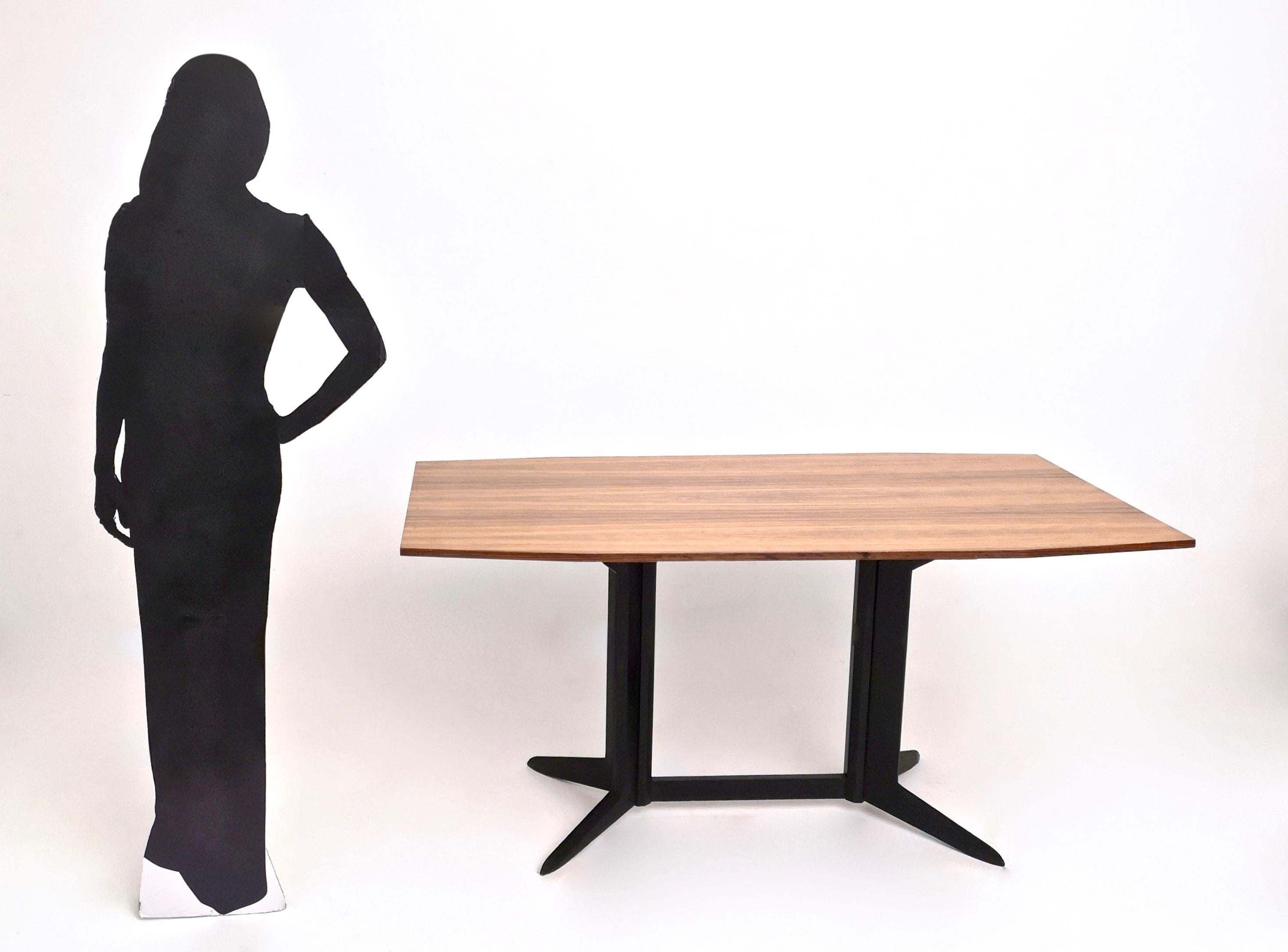 Hergestellt in Italien, 1960er Jahre.
Dieser Tisch hat ein Gestell aus ebonisiertem Holz und eine Platte aus Zebraholzfurnier. 
Da es sich um ein Vintage-Modell handelt, kann es leichte Gebrauchsspuren aufweisen, aber es befindet sich in einem