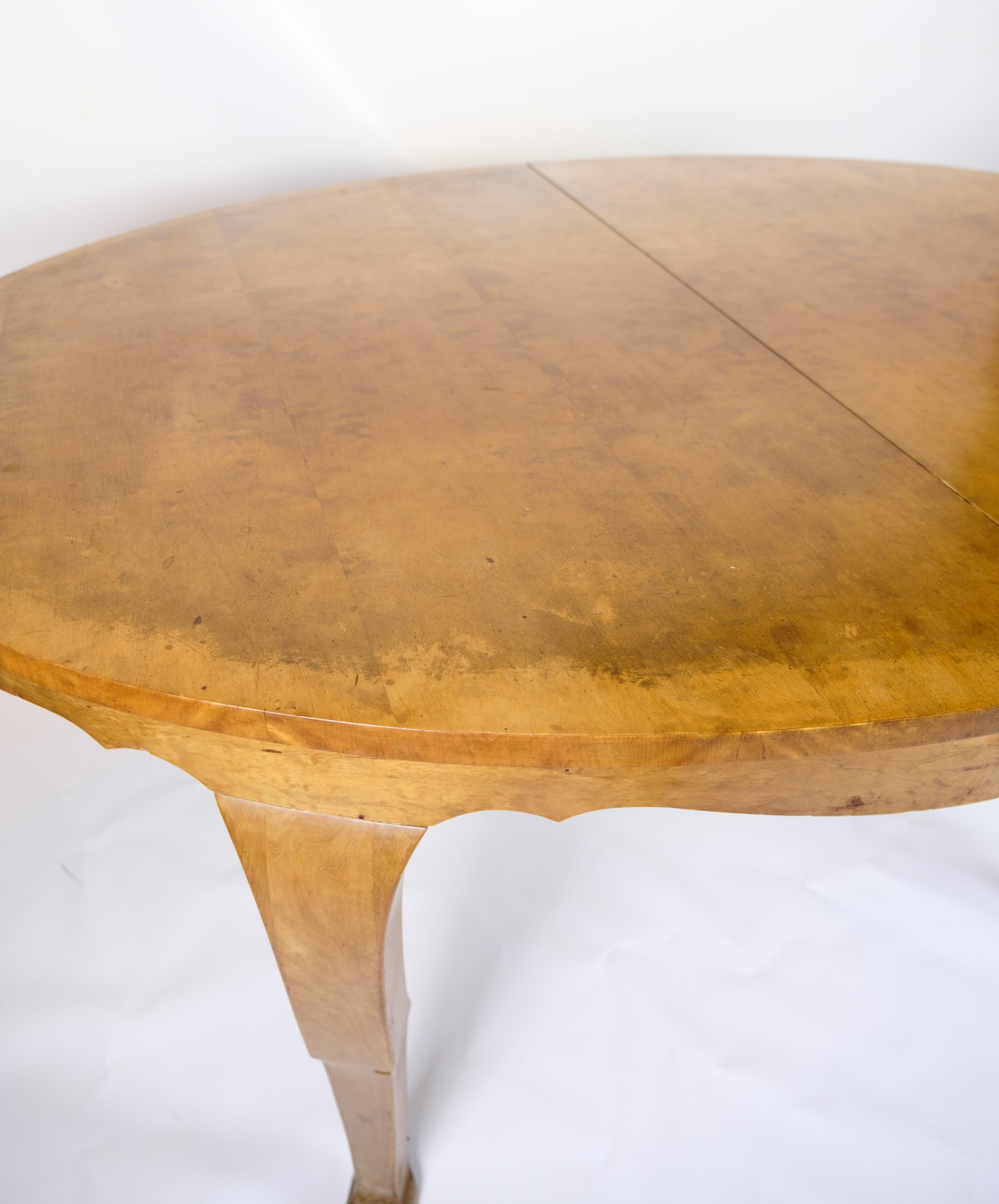 Dining table with additional plates made of birch wood from around the 1920s.
Dimensions in cm: H:77 W:157 D:110. 3 additional plates included. Total length: 286