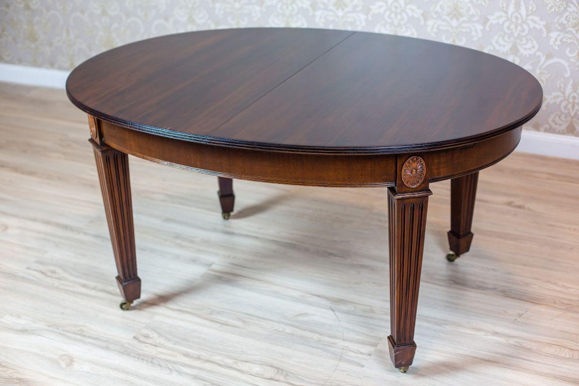 We present you this English dining table covered with mahogany veneer. The whole is from the turn of the 19th and 20th centuries.
The tabletop is oval, extendable, with an insert that can be removed, and is supported on four angular, tapered legs