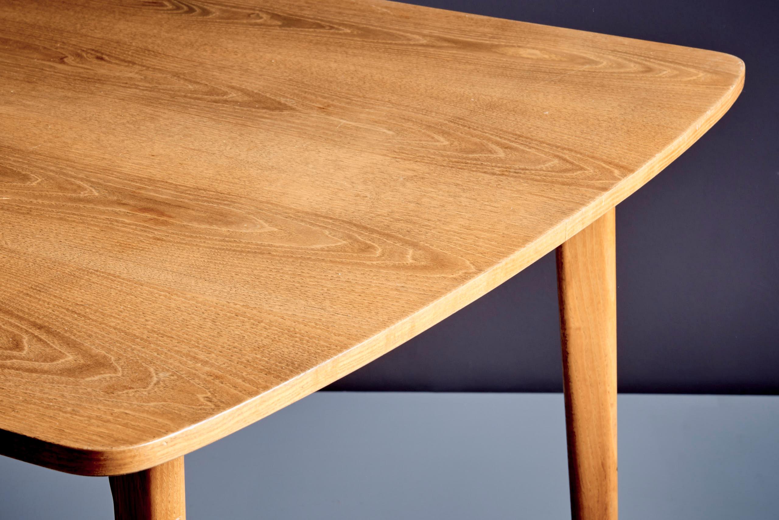 Dining Table with ash veneer top In Good Condition For Sale In Berlin, DE