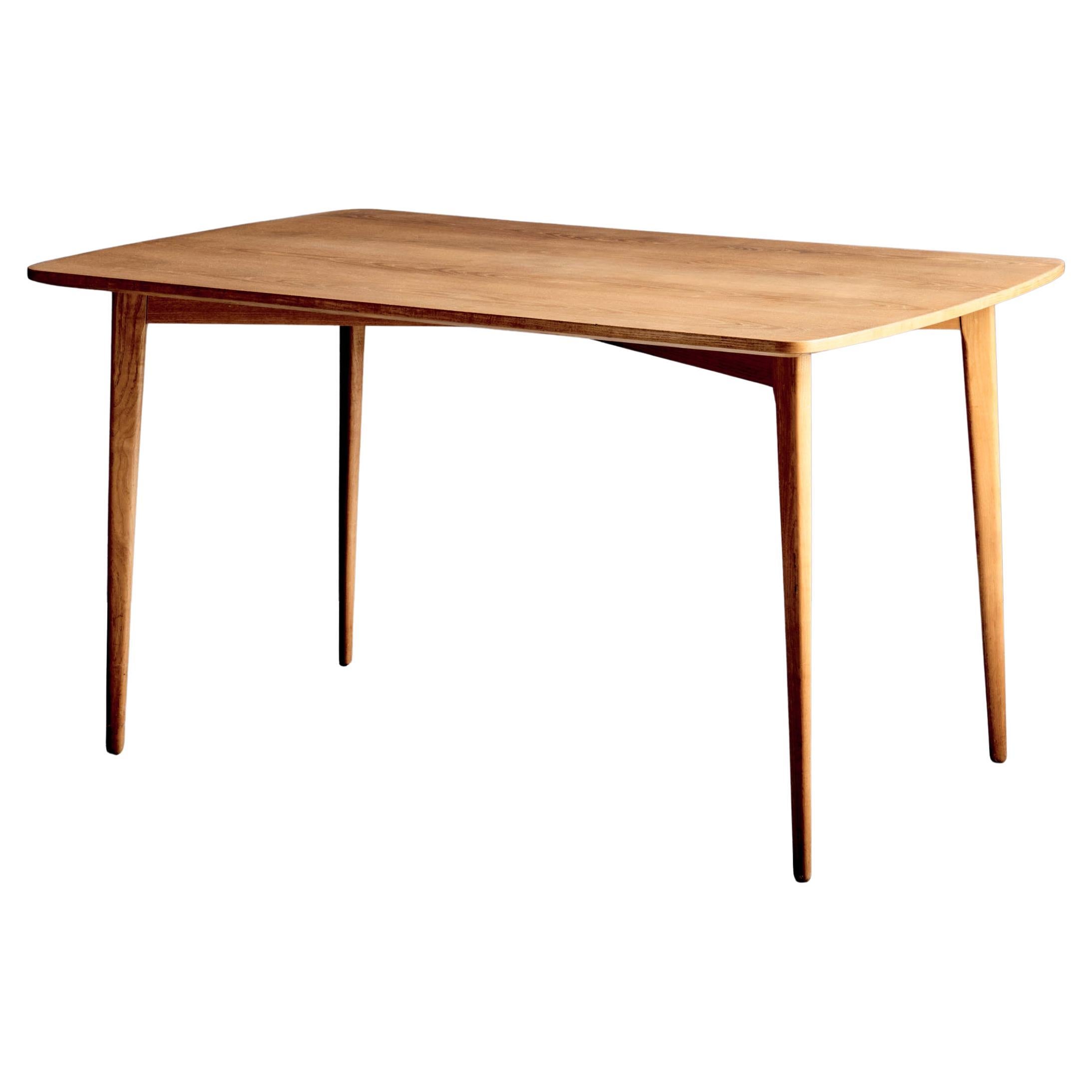 Mesa de comedor con tablero de chapa de fresno