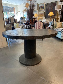 Mesa de comedor con acabado de parches de cobre de Maitland Smith