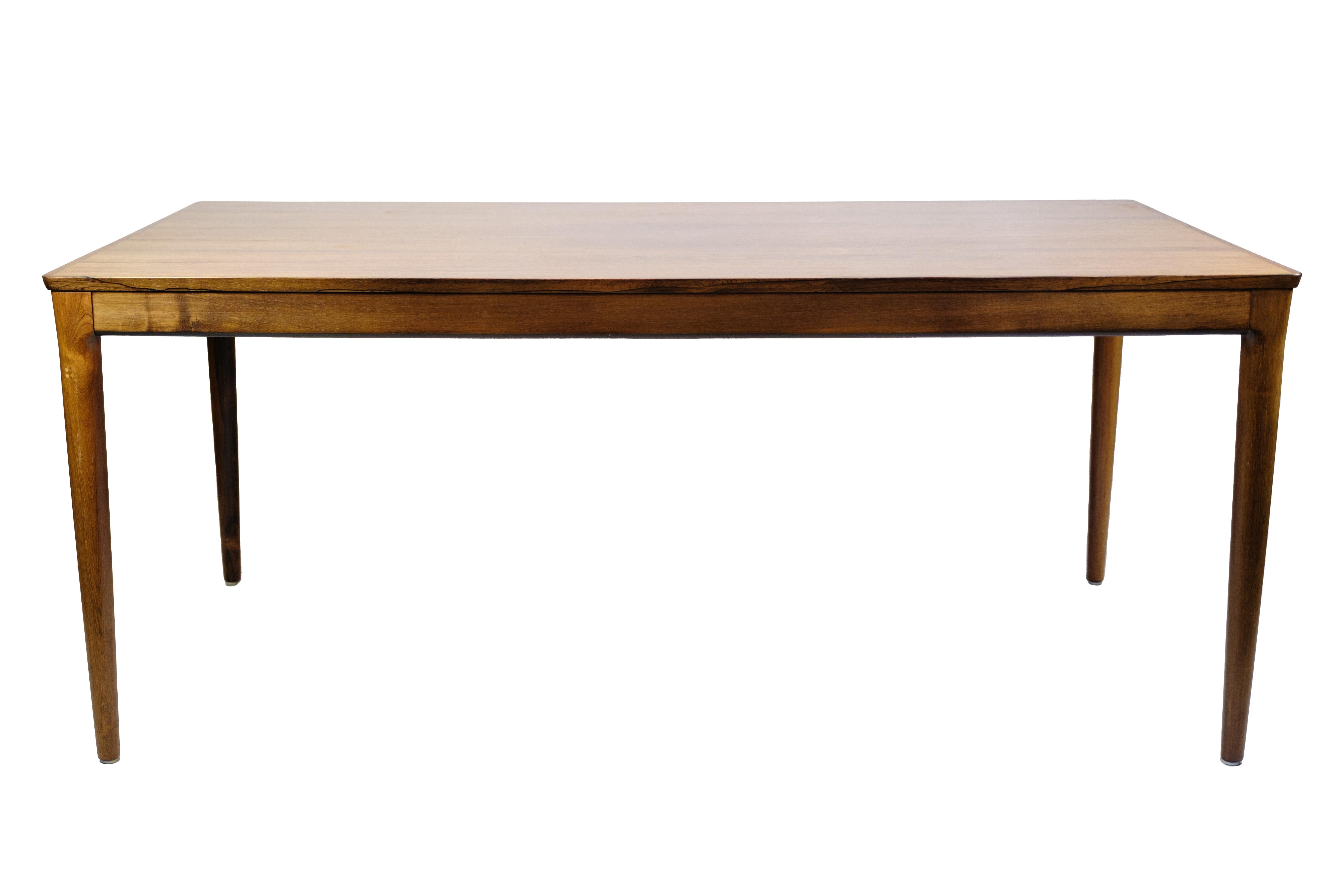 Mesa de comedor extensible, de palisandro, fabricada por Sorø Møbelfabrik en la década de 1960. La mesa tiene dos hojas extensibles, cada una de 52,5 cm, que proporcionan opciones de ampliación flexibles. Diseño clásico danés centrado en la