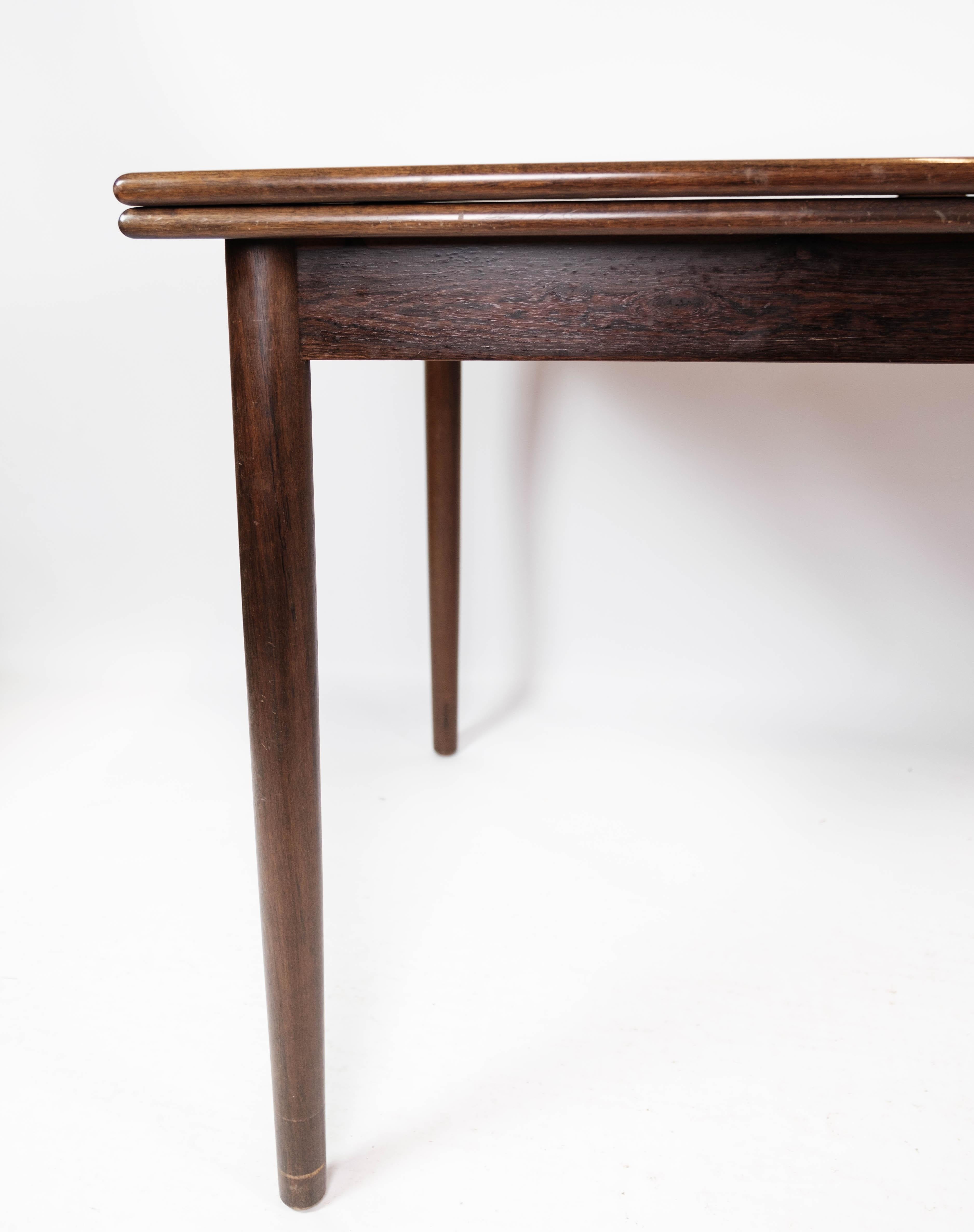 La table de salle à manger, fabriquée en bois de rose et dotée d'un design danois des années 1960, est un exemple étonnant de l'élégance moderne du milieu du siècle.

Fabriquée en bois de rose, réputé pour ses teintes riches et ses veinures