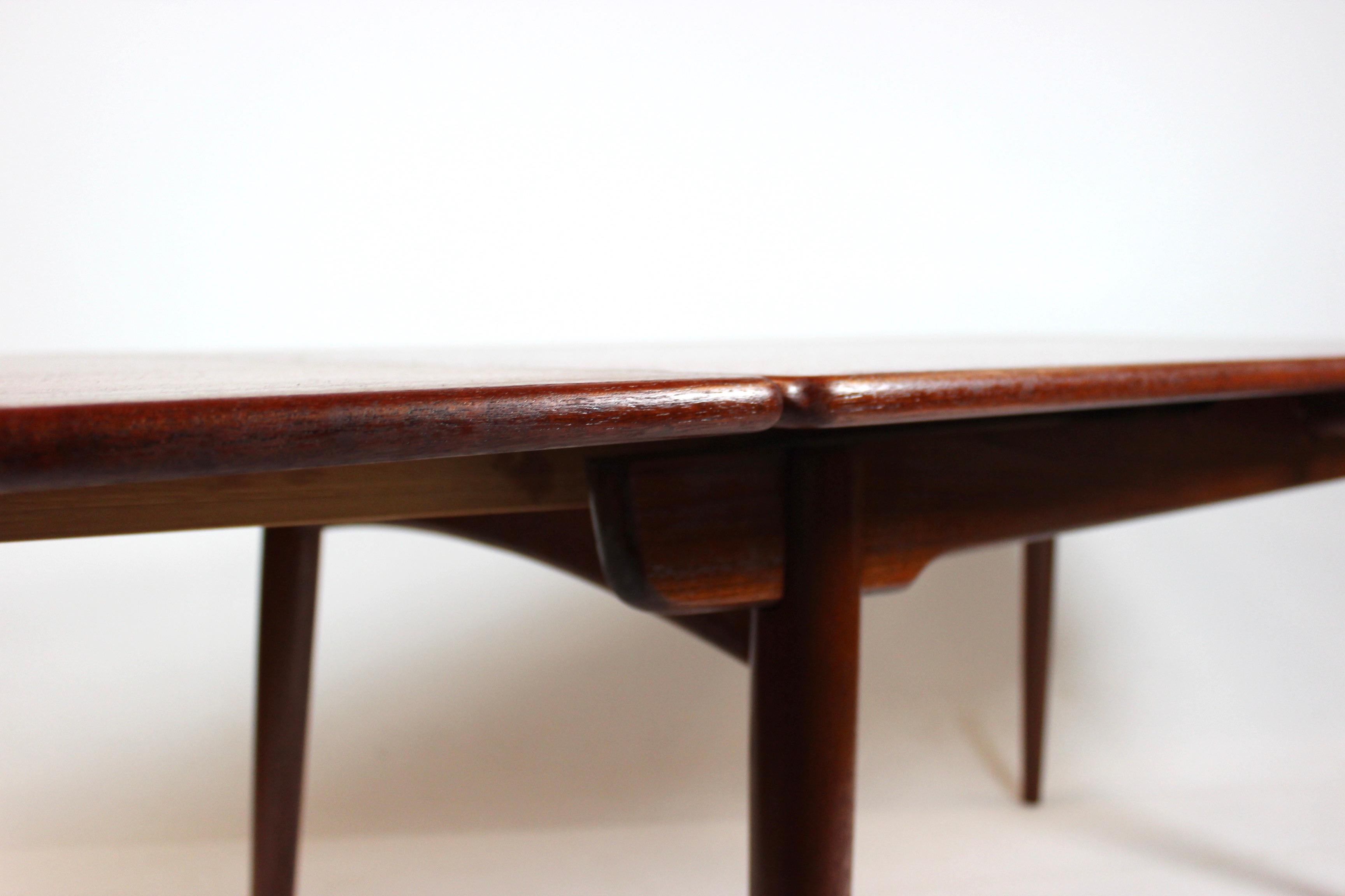 Dining Table with Extensions in Teak Designed by Hans J. Wegner, 1960s In Good Condition For Sale In Lejre, DK