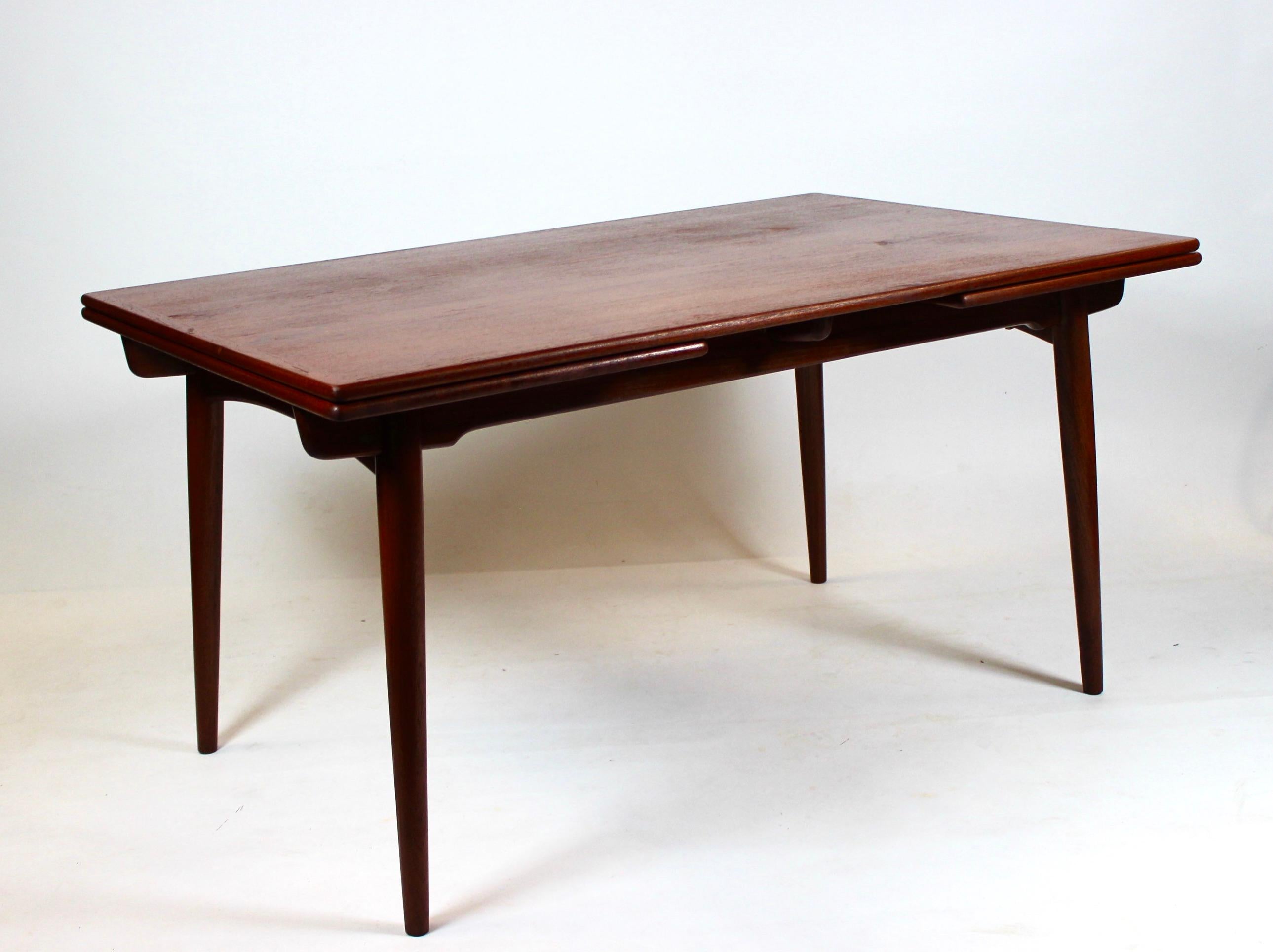 Esstisch mit Verlängerungen aus Teakholz entworfen von Hans J. Wegner, 1960er Jahre (Mitte des 20. Jahrhunderts) im Angebot