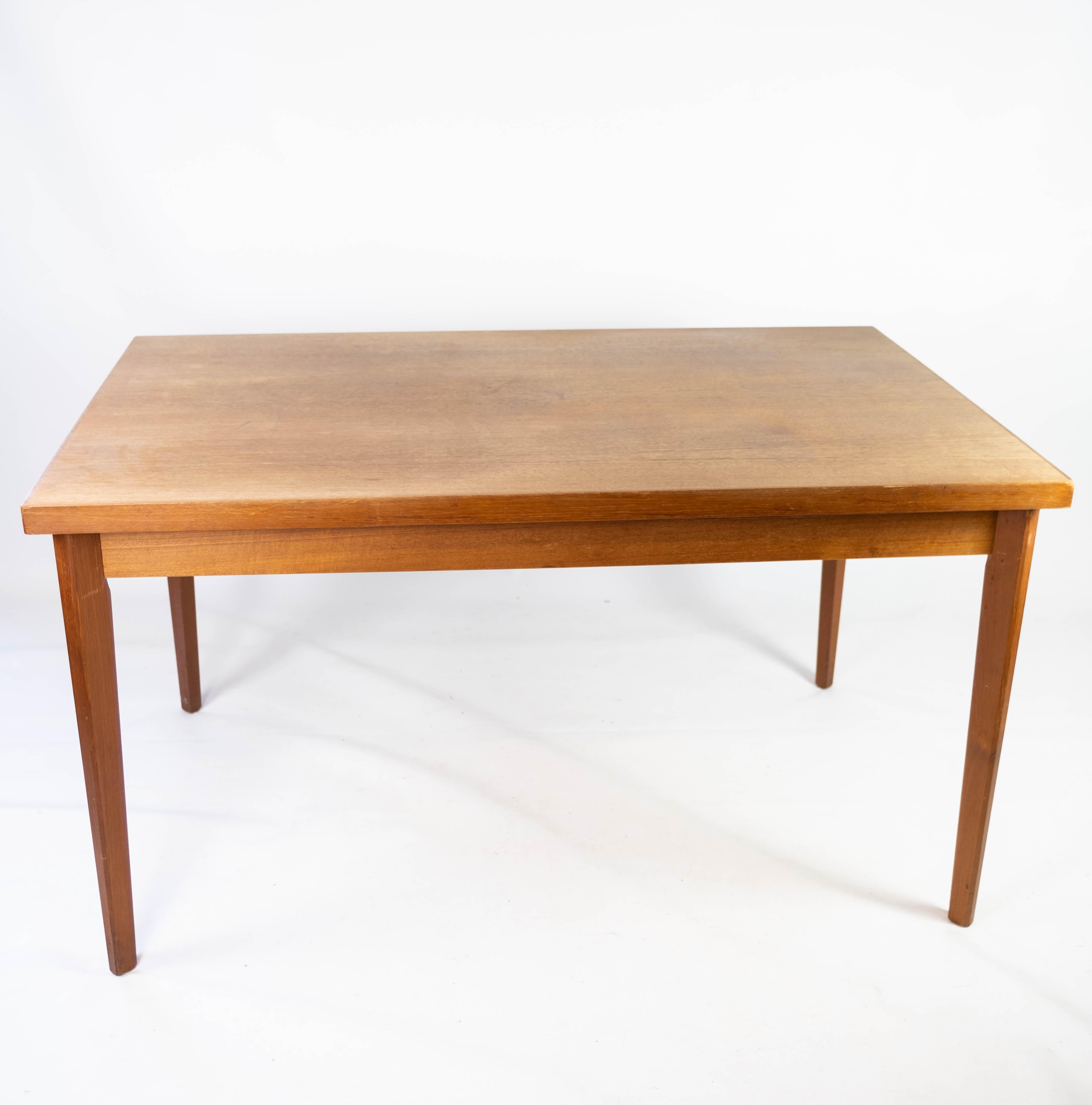 Dining table with extensions in teak of Danish design from the 1960s. The table is in great vintage condition. 
With extensions the table is 250 cm.