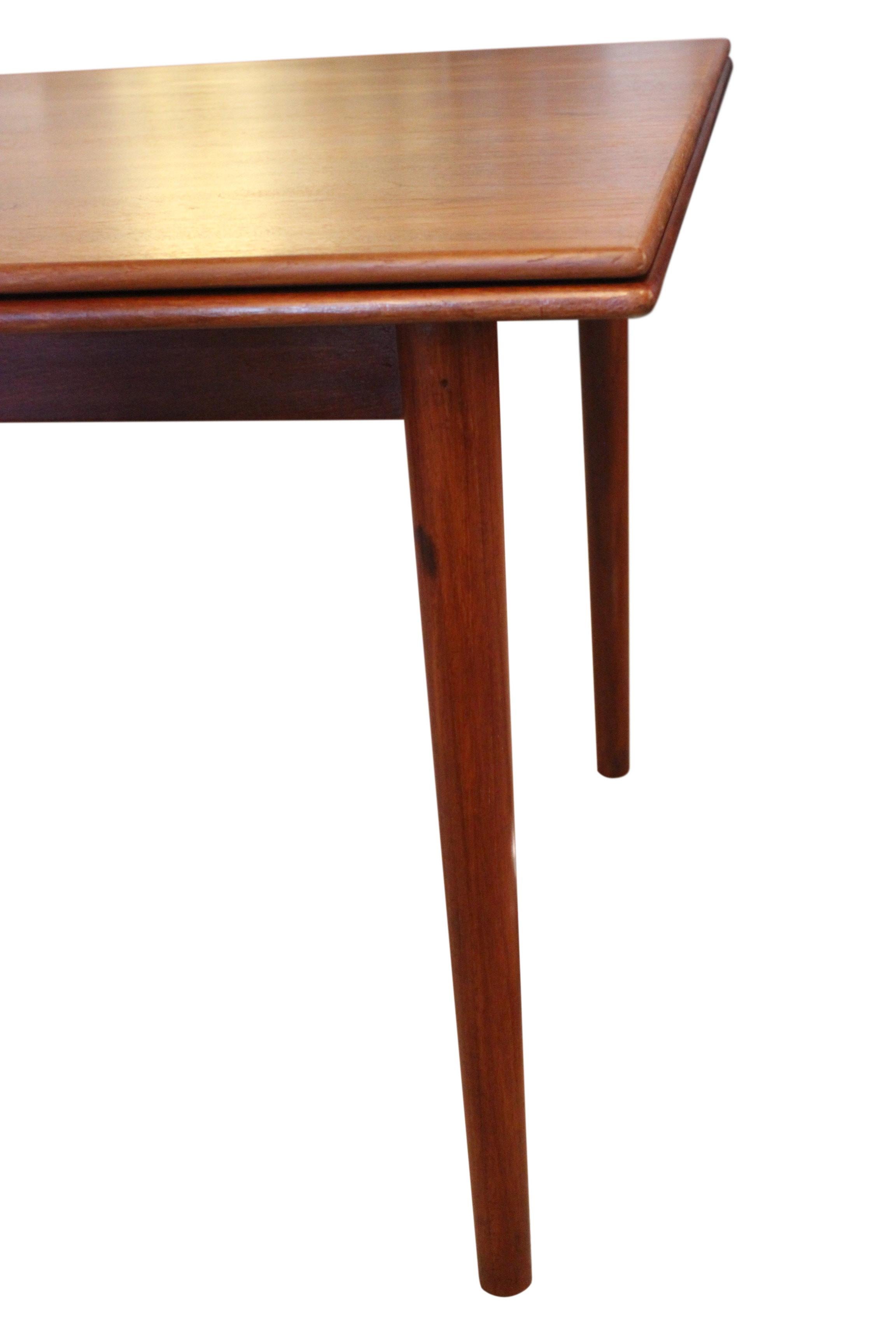 Scandinavian Modern Dining Table with Extentions in Teak of Danish Design from the 1960s For Sale