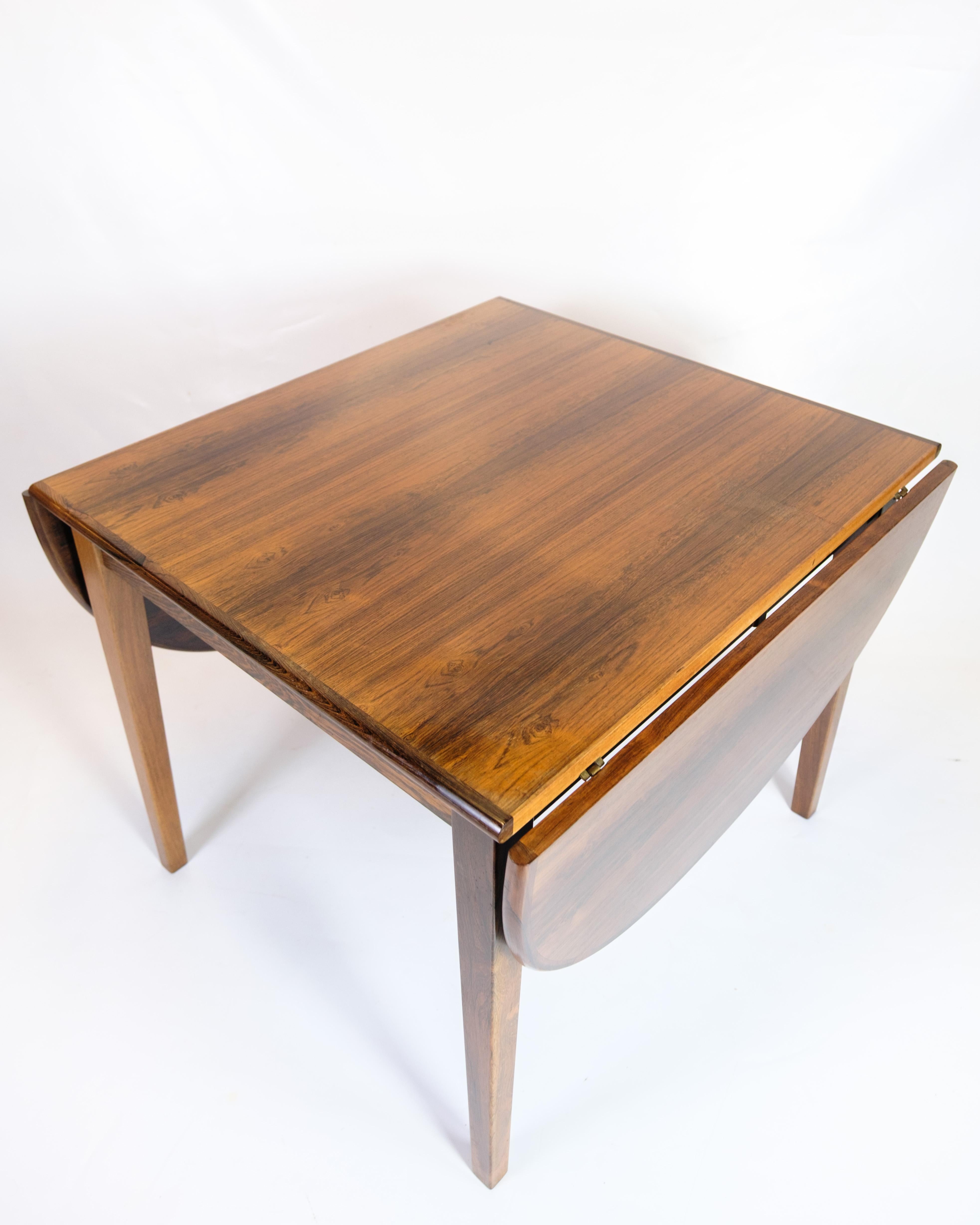 Dining table from the 1960s made of rosewood with beautiful and vibrant grain. The table has two oval folding sides, which makes it ideal for both small and large rooms, depending on your needs.

Material: Rosewood
Period: Approx. 1960s
Dimensions: