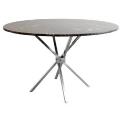 Table de salle à manger avec pieds en ciseaux pliables en métal chromé et marbre Emperador.