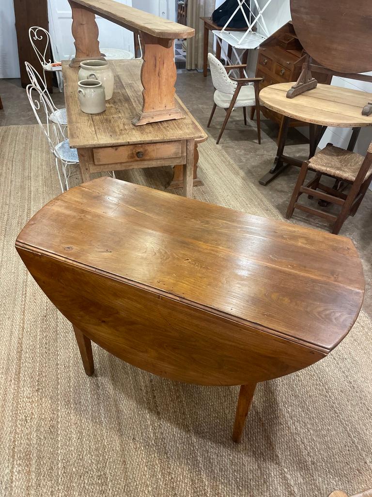 An authentic French country farm house harvest work table with attractive beautifully aged warm rustic patina. circa 1900.
Created in Provincial France in the early XX century, likely Southern France near the Mediterranean.
Great condition,