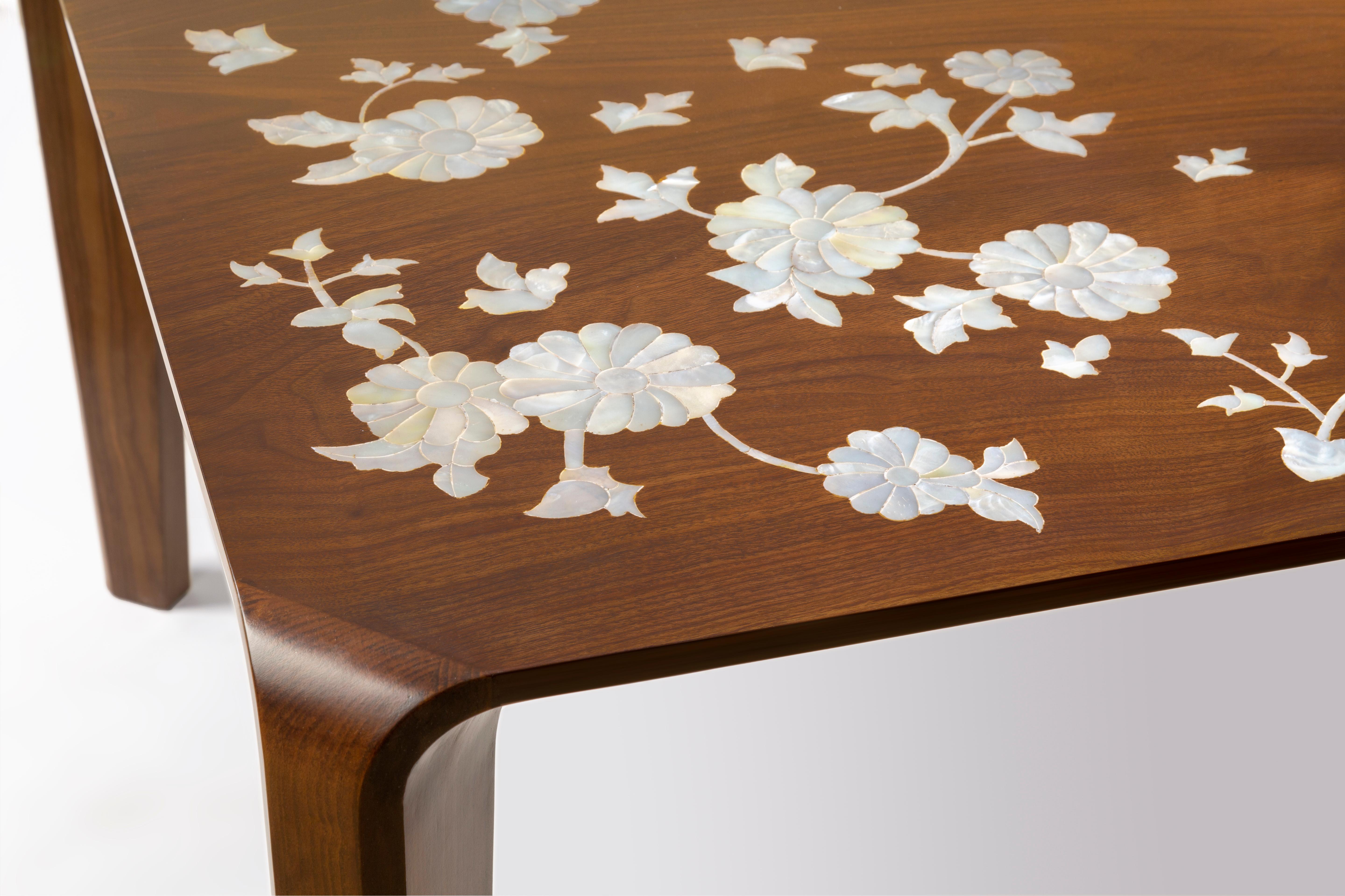 Dining Table with Hand-Laid Floral Mother-of-Pearl & Massive Curved Walnut Legs In New Condition For Sale In Cairo, EG