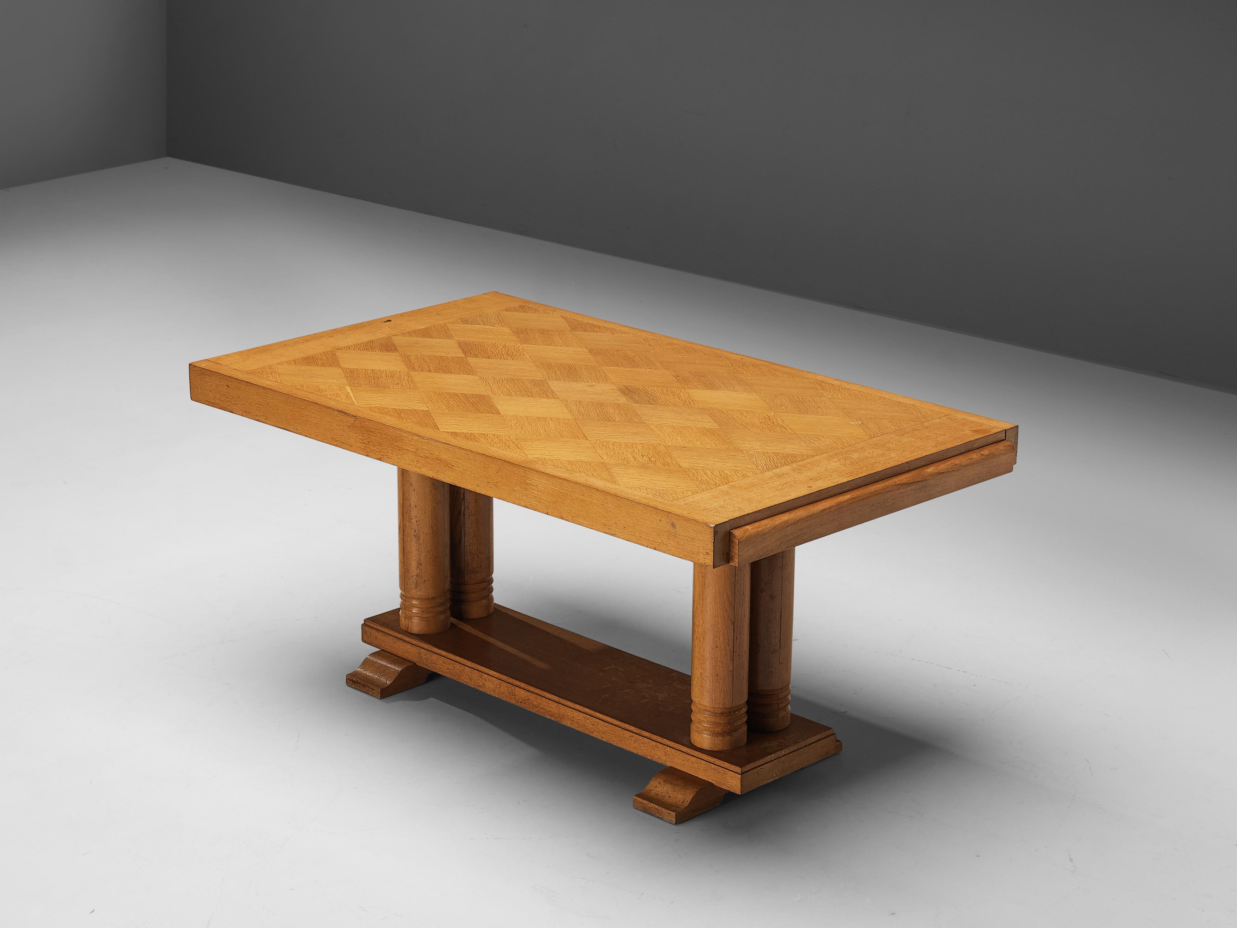 Esstisch, Eiche, Europa, 1950er Jahre

Dieser exzentrische Tisch ist präzise konstruiert, mit geometrischen Formen und geraden Linien, die zu seinem architektonischen Aussehen beitragen. Die Oberseite weist durch die rautenförmige Einlage eine