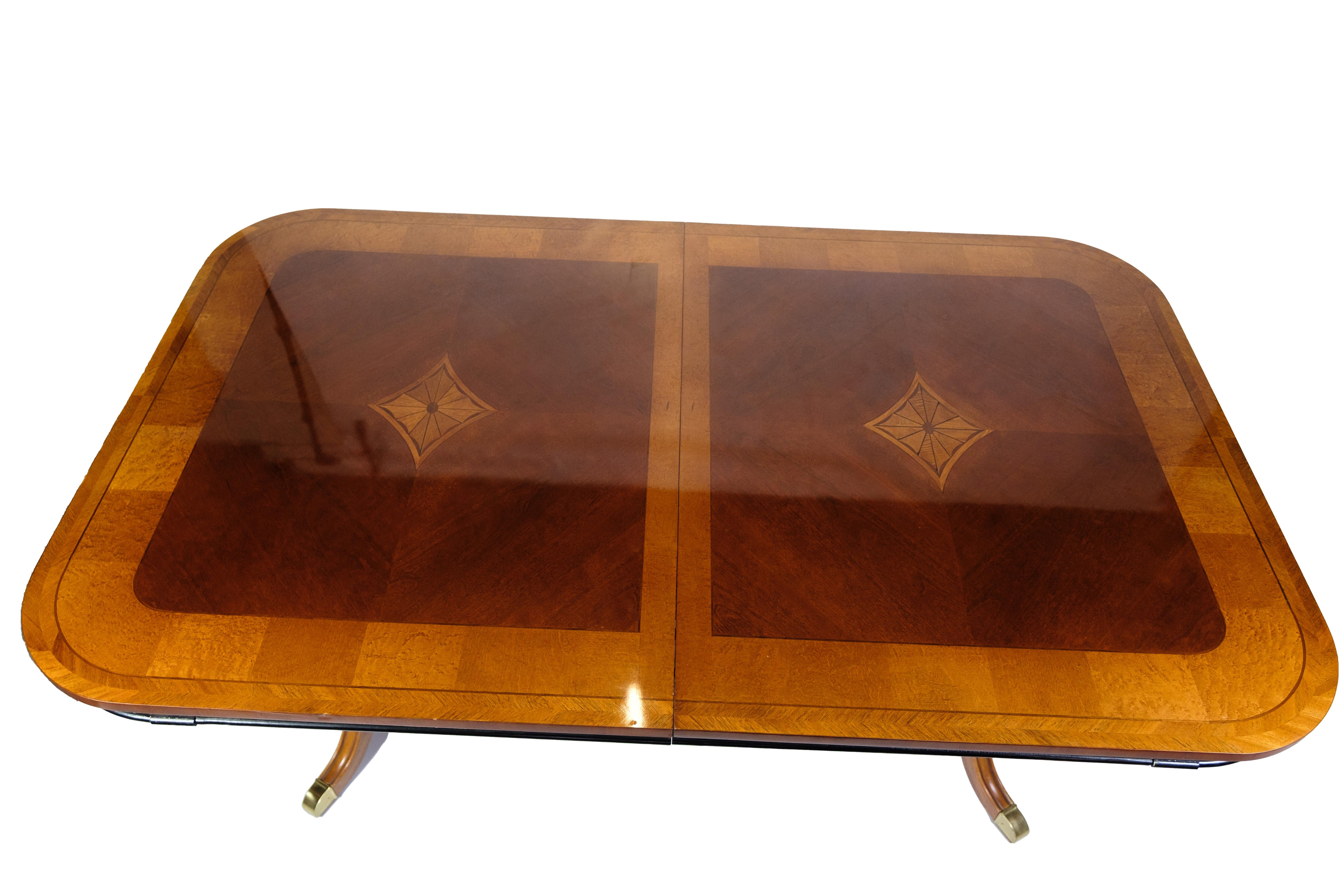 Table de salle à manger avec intarsia en acajou et bouleau des années 1900 en vente 4