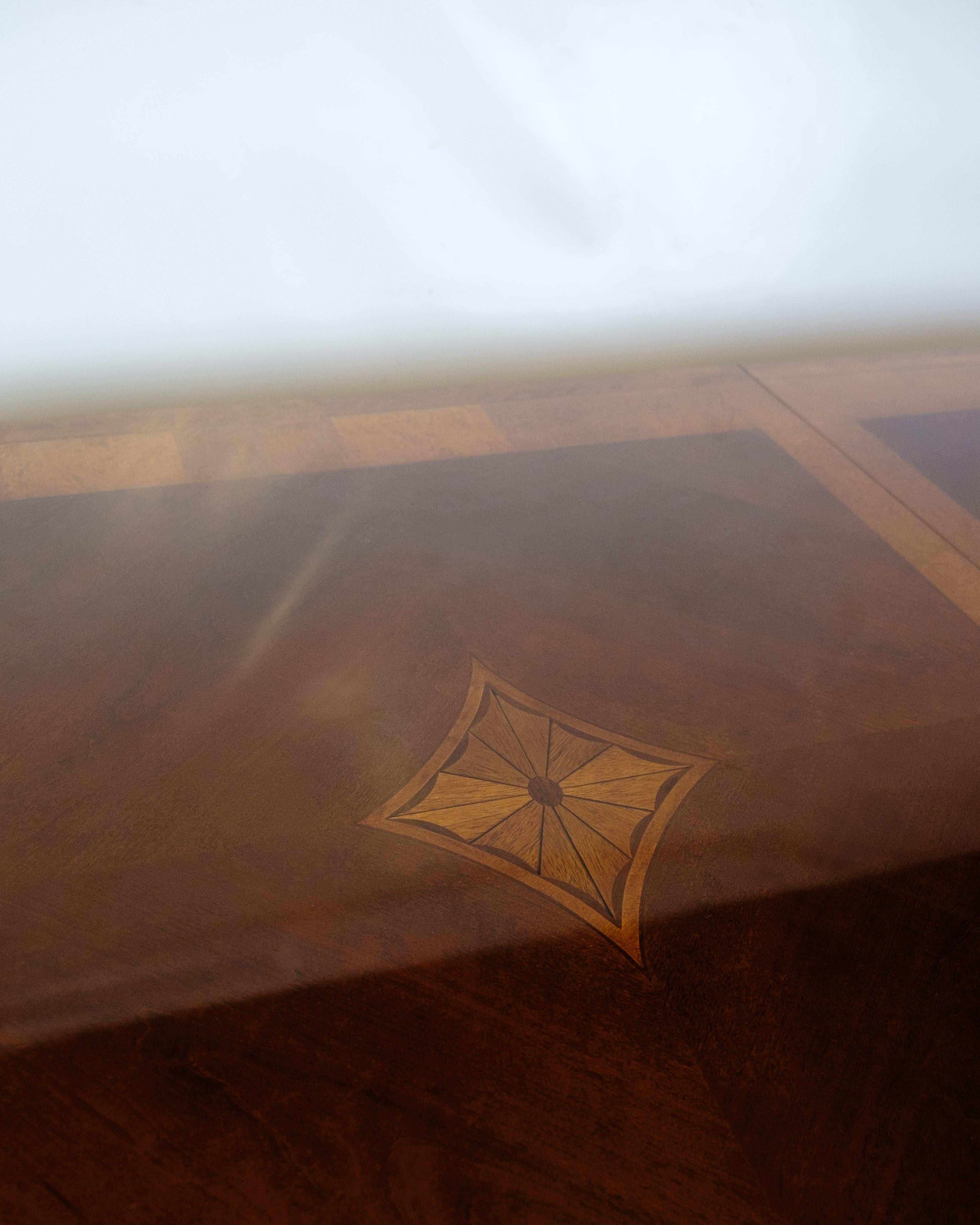 Autre Table de salle à manger avec intarsia en acajou et bouleau des années 1900 en vente