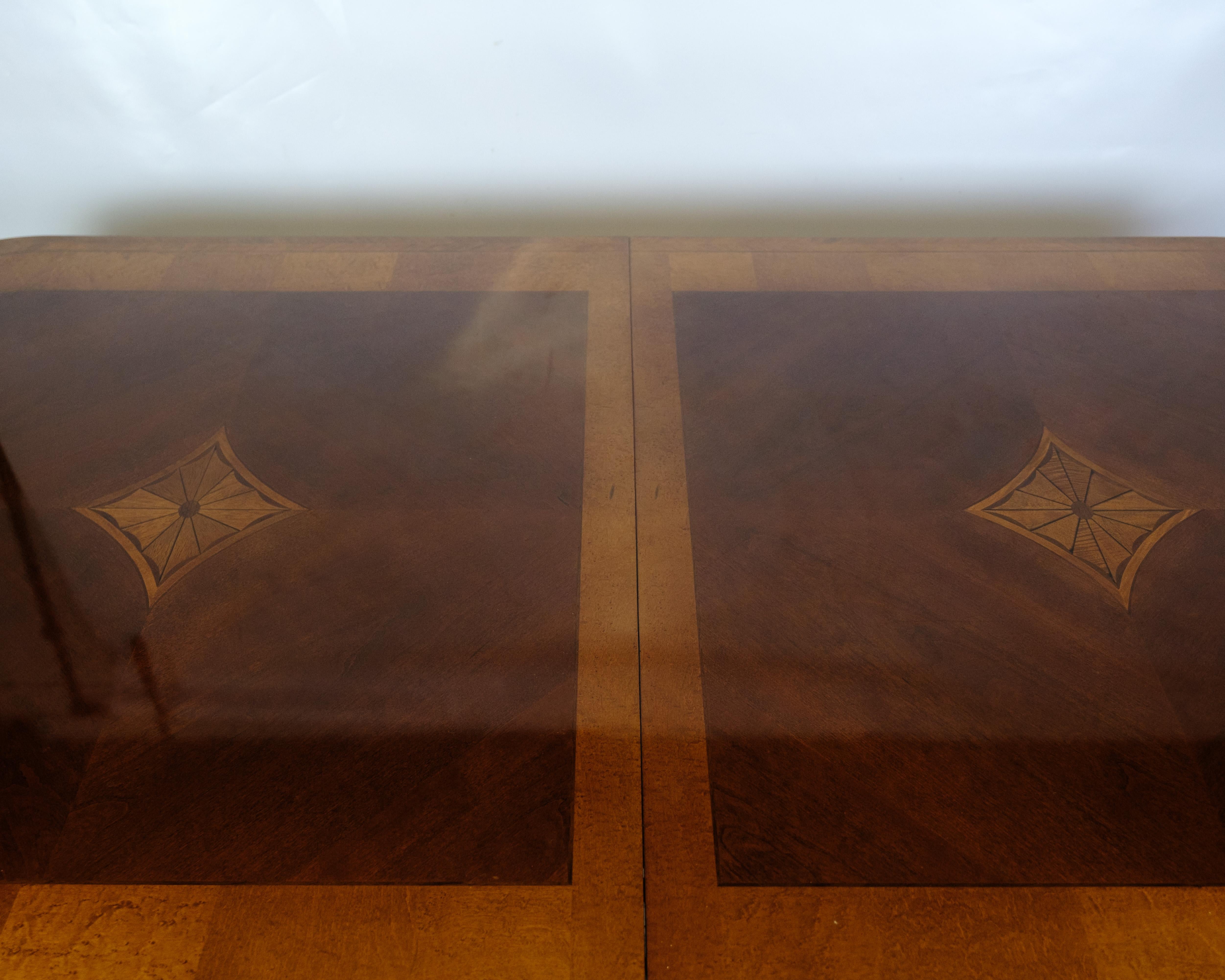 Danois Table de salle à manger avec intarsia en acajou et bouleau des années 1900 en vente