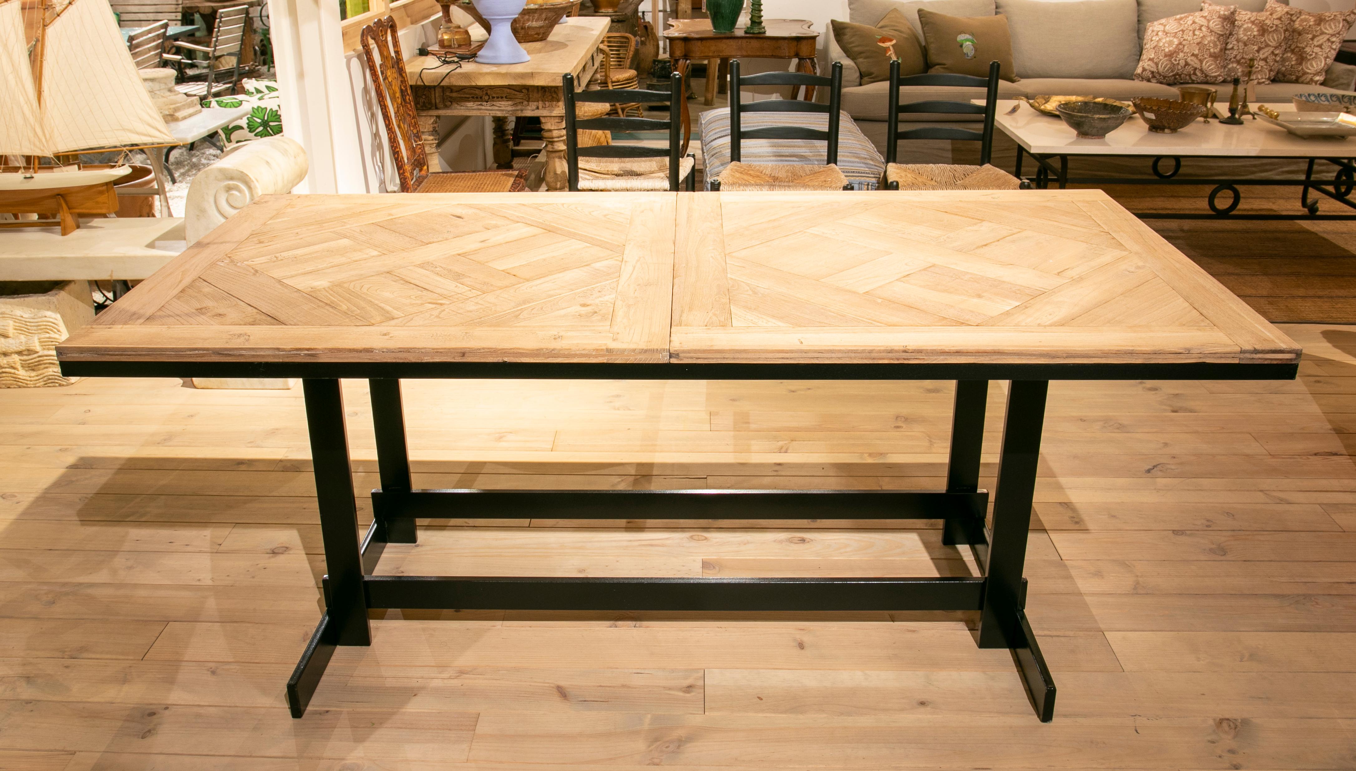 Espagnol Table de salle à manger avec base en fer et plateau de table en orme en vente
