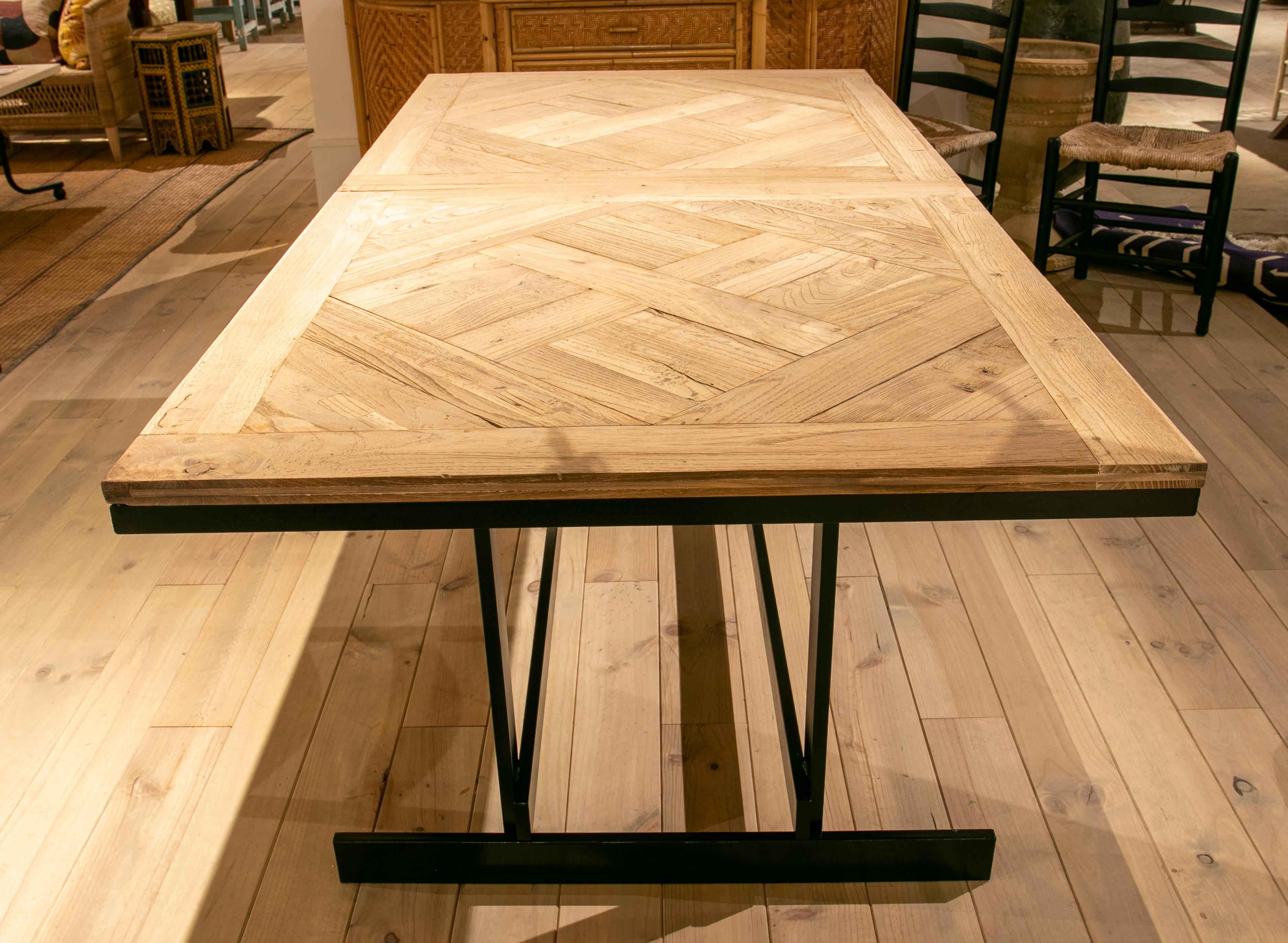 XXIe siècle et contemporain Table de salle à manger avec base en fer et plateau de table en orme en vente