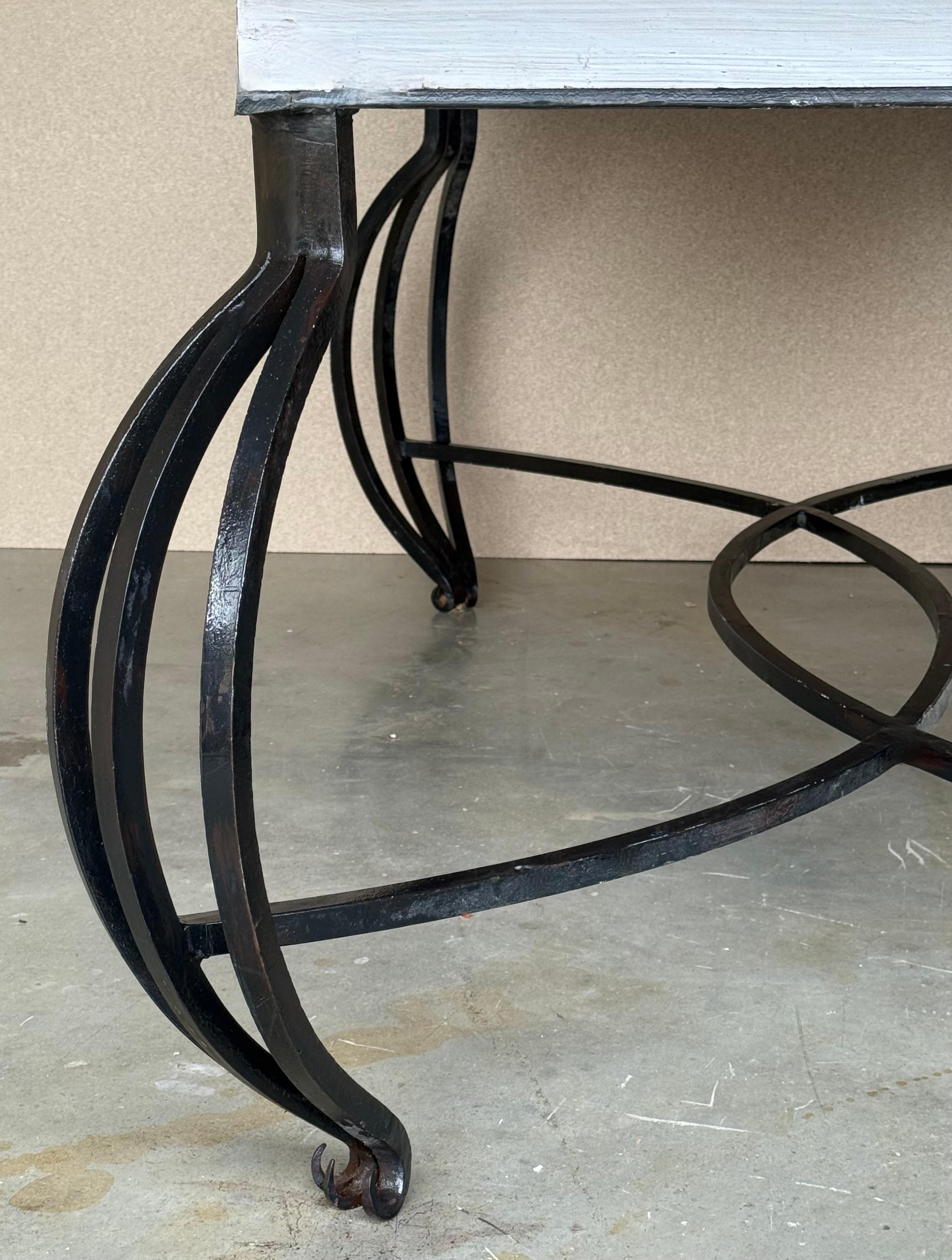 Mesa de Comedor con Gran Tablero de Madera Blanca y Patas Curvas de Hierro Forjado Macizo en venta 4
