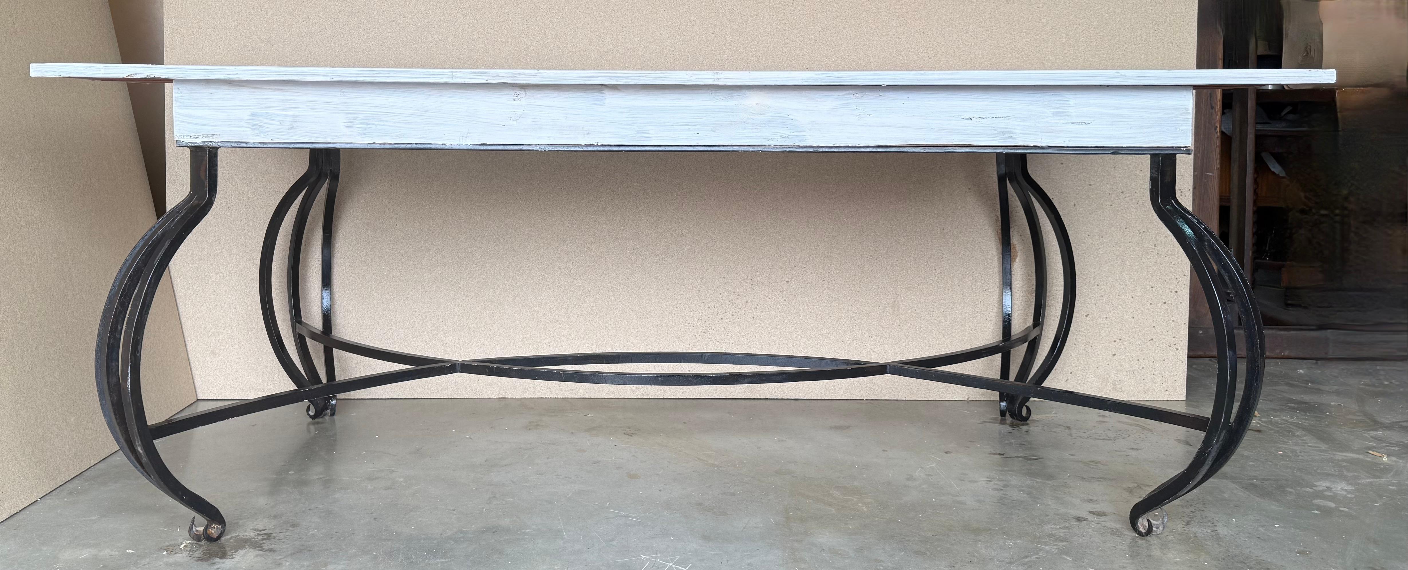 Base maciza de metal de hierro muy decorativa con un gran tablero rectangular blanco. La mesa puede utilizarse en interiores, exteriores, jardines o grandes salones. Se eliminaría el óxido y se le daría un acabado maravilloso incluido en el precio.