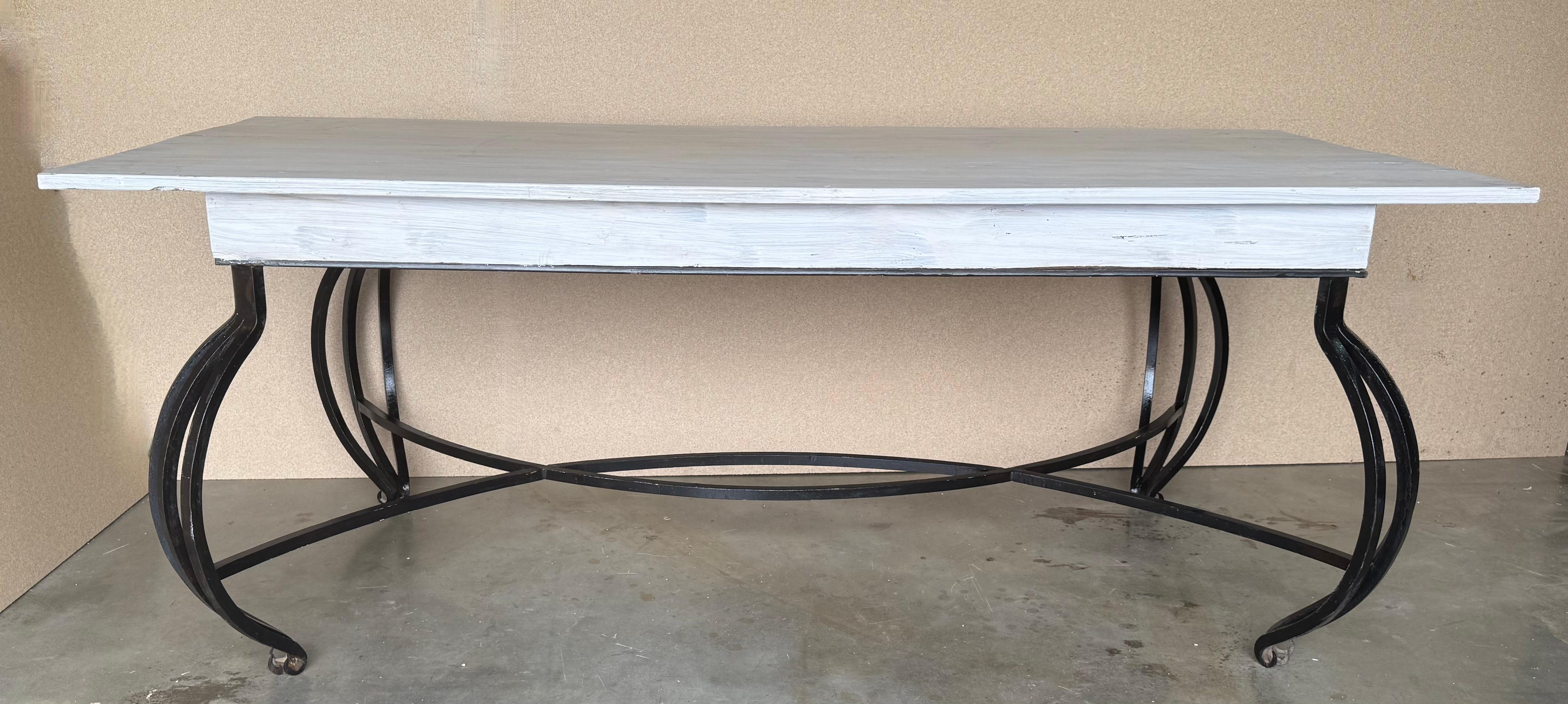 Mesa de Comedor con Gran Tablero de Madera Blanca y Patas Curvas de Hierro Forjado Macizo De campo en venta