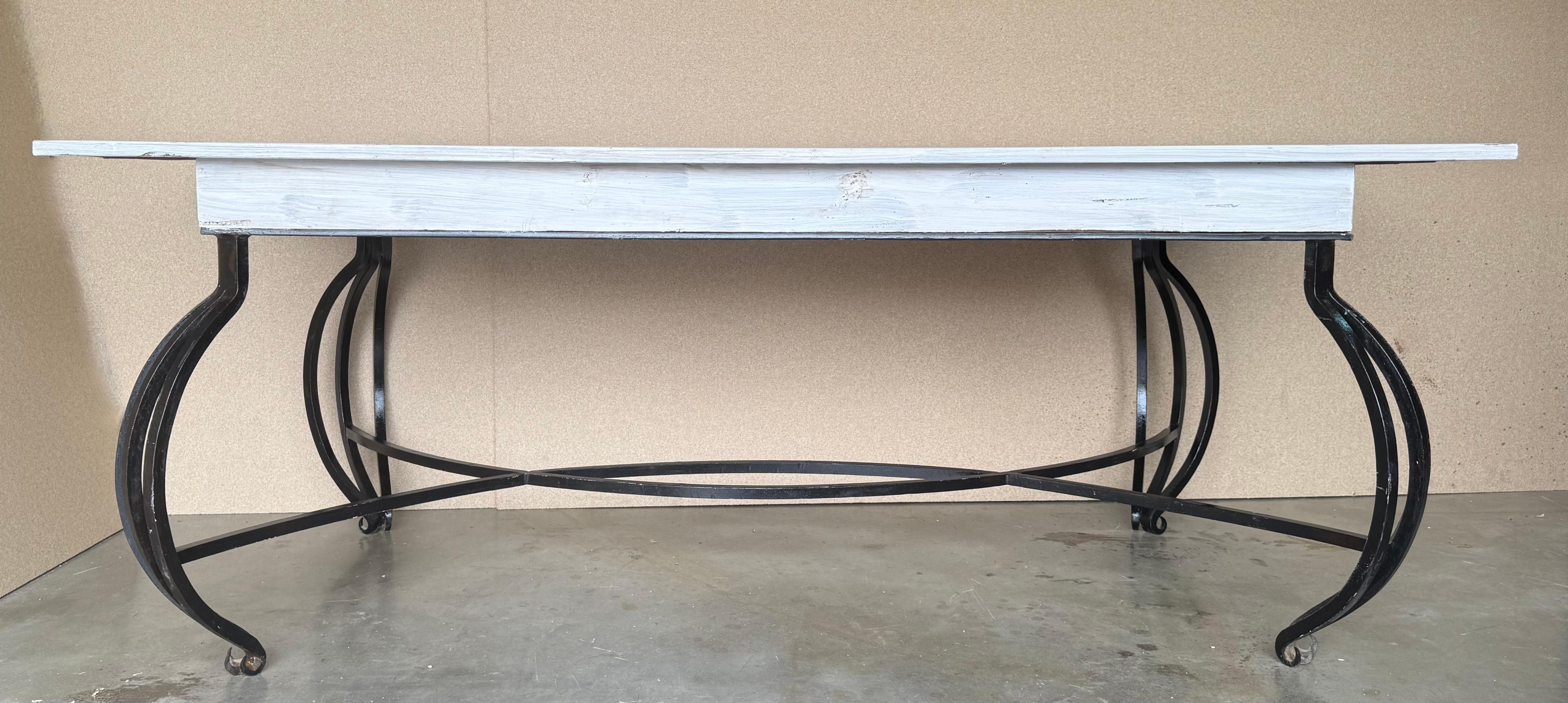 Mesa de Comedor con Gran Tablero de Madera Blanca y Patas Curvas de Hierro Forjado Macizo Español en venta