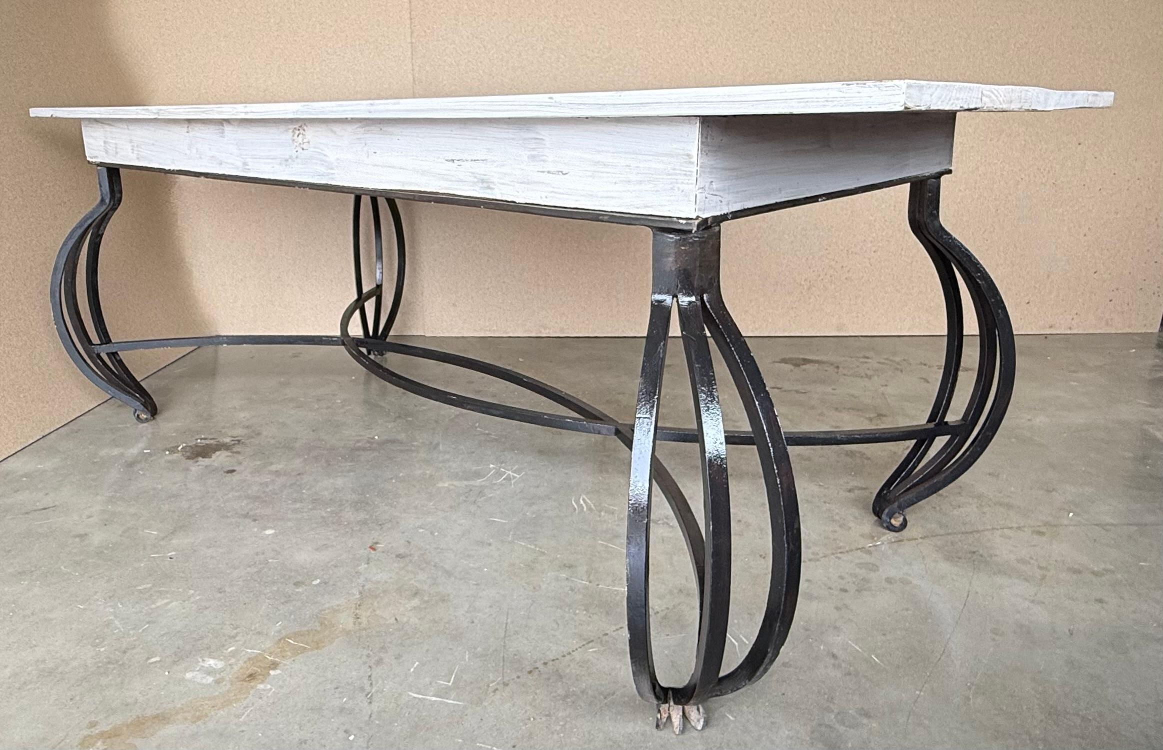 Mesa de Comedor con Gran Tablero de Madera Blanca y Patas Curvas de Hierro Forjado Macizo en Bueno estado para la venta en Miami, FL