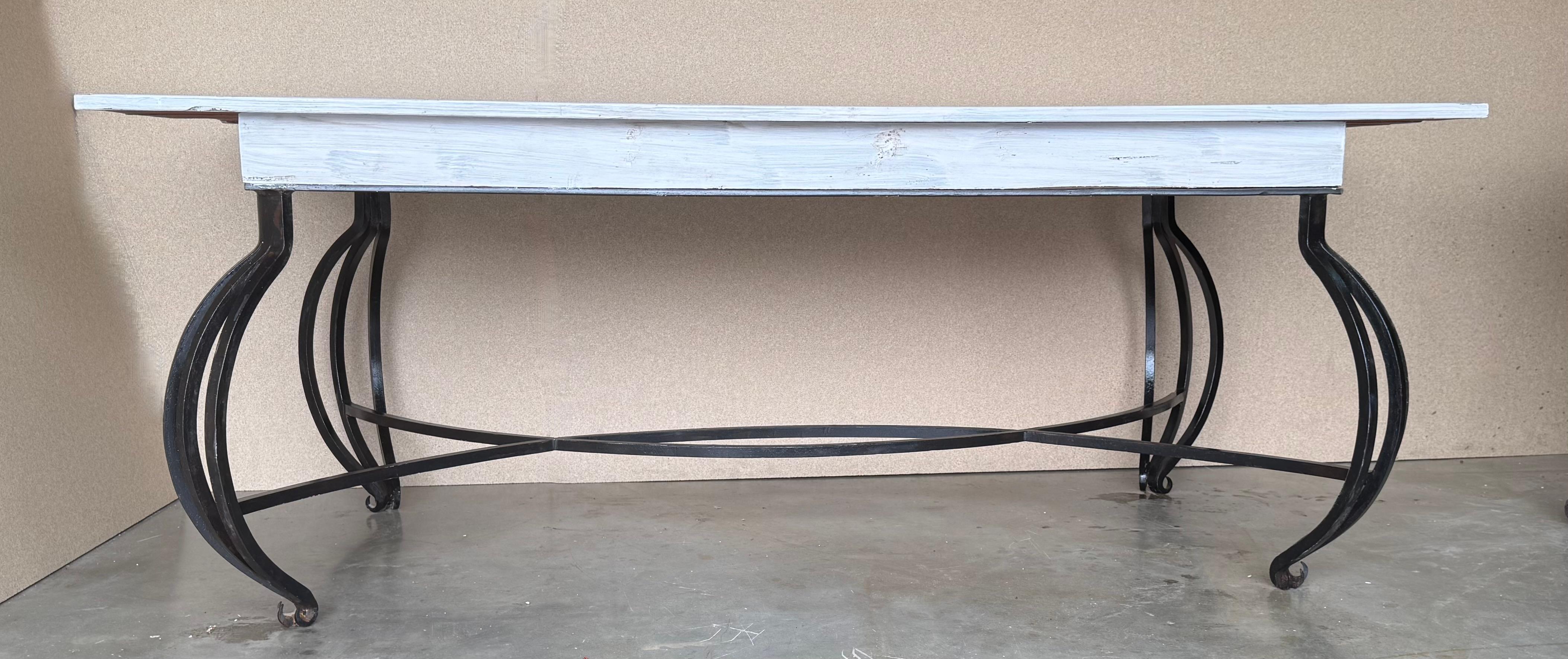 Mesa de Comedor con Gran Tablero de Madera Blanca y Patas Curvas de Hierro Forjado Macizo siglo XX en venta