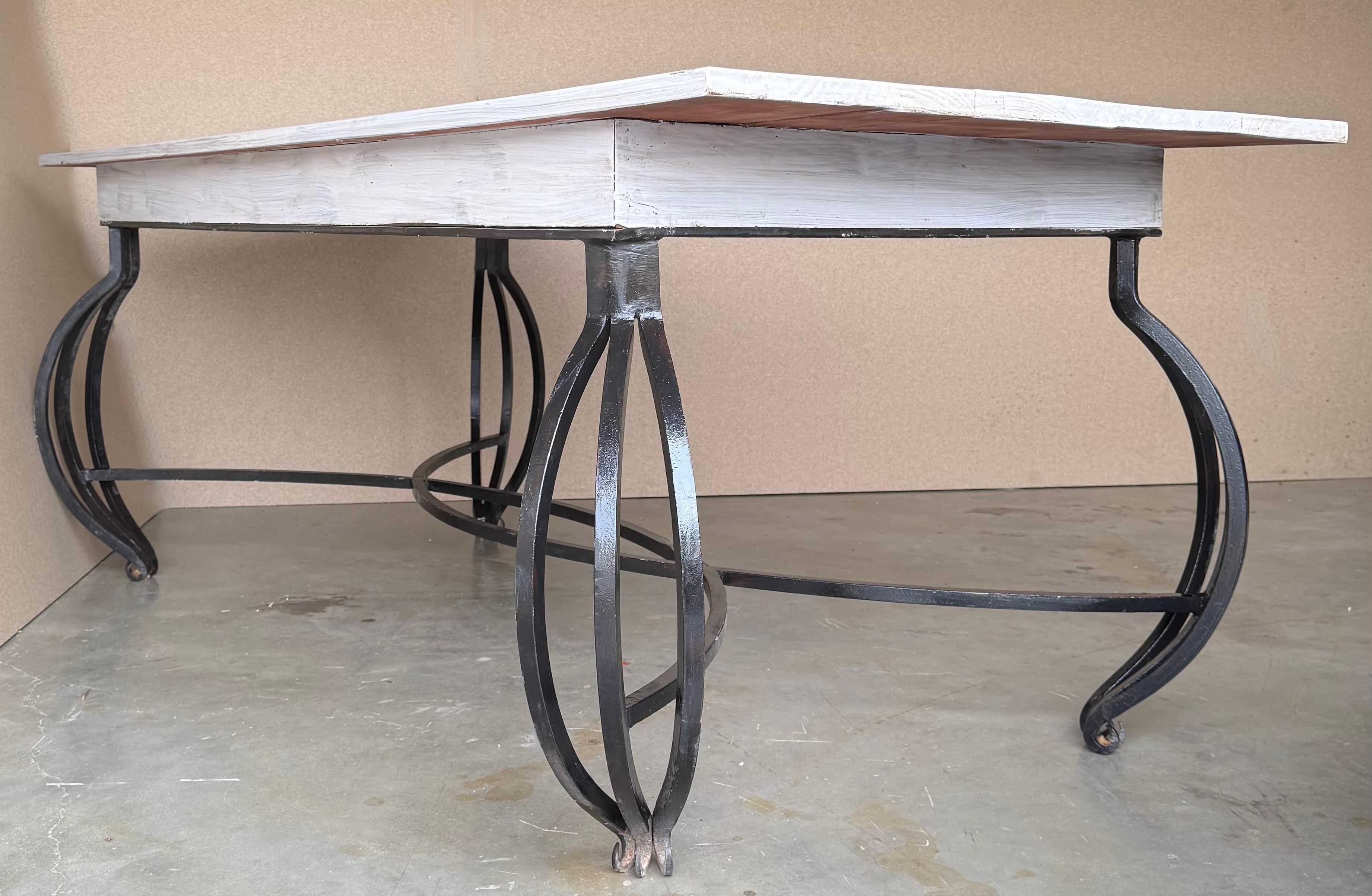 Mesa de Comedor con Gran Tablero de Madera Blanca y Patas Curvas de Hierro Forjado Macizo en venta 1