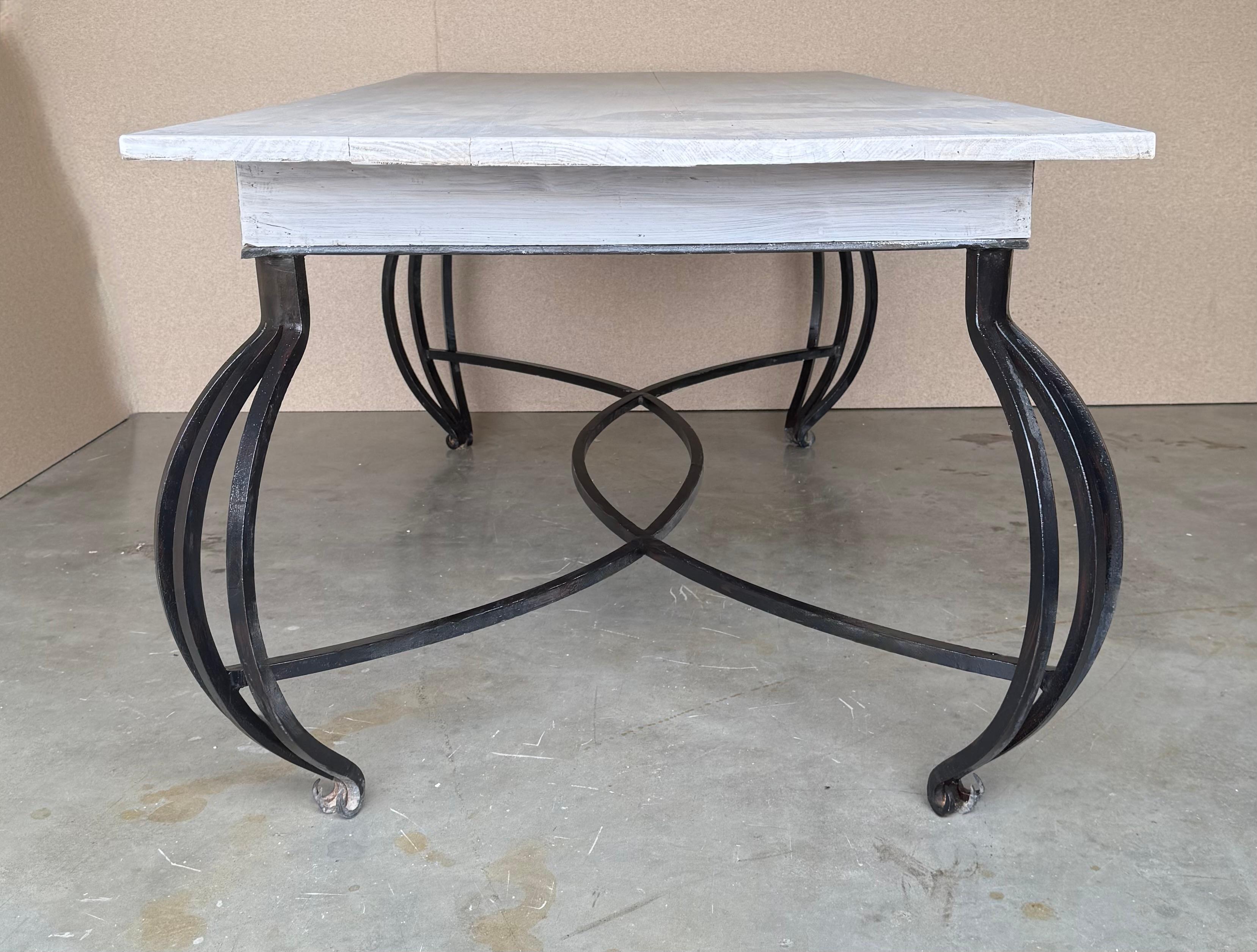 Mesa de Comedor con Gran Tablero de Madera Blanca y Patas Curvas de Hierro Forjado Macizo en venta 2