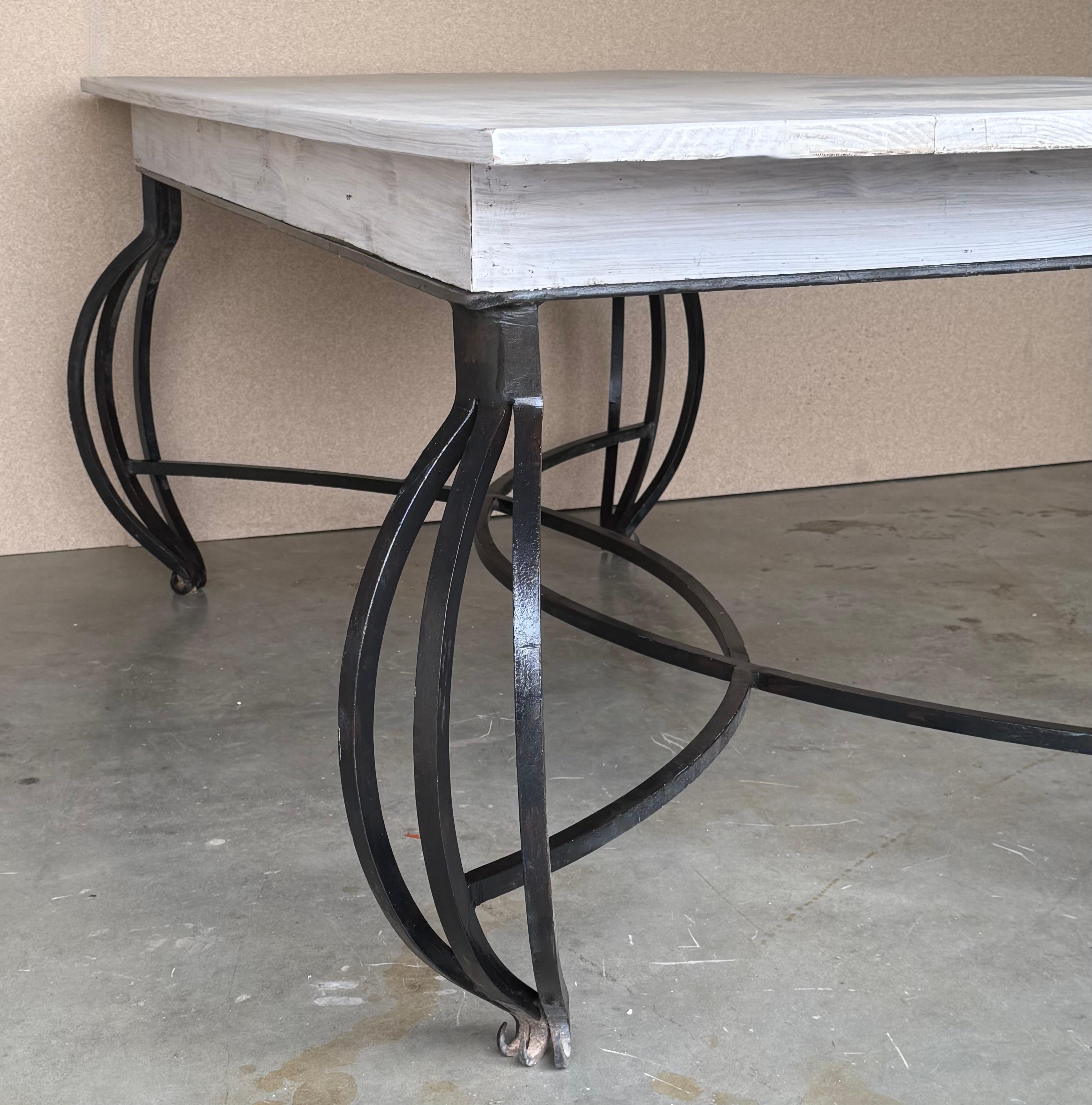 Mesa de Comedor con Gran Tablero de Madera Blanca y Patas Curvas de Hierro Forjado Macizo en venta 3