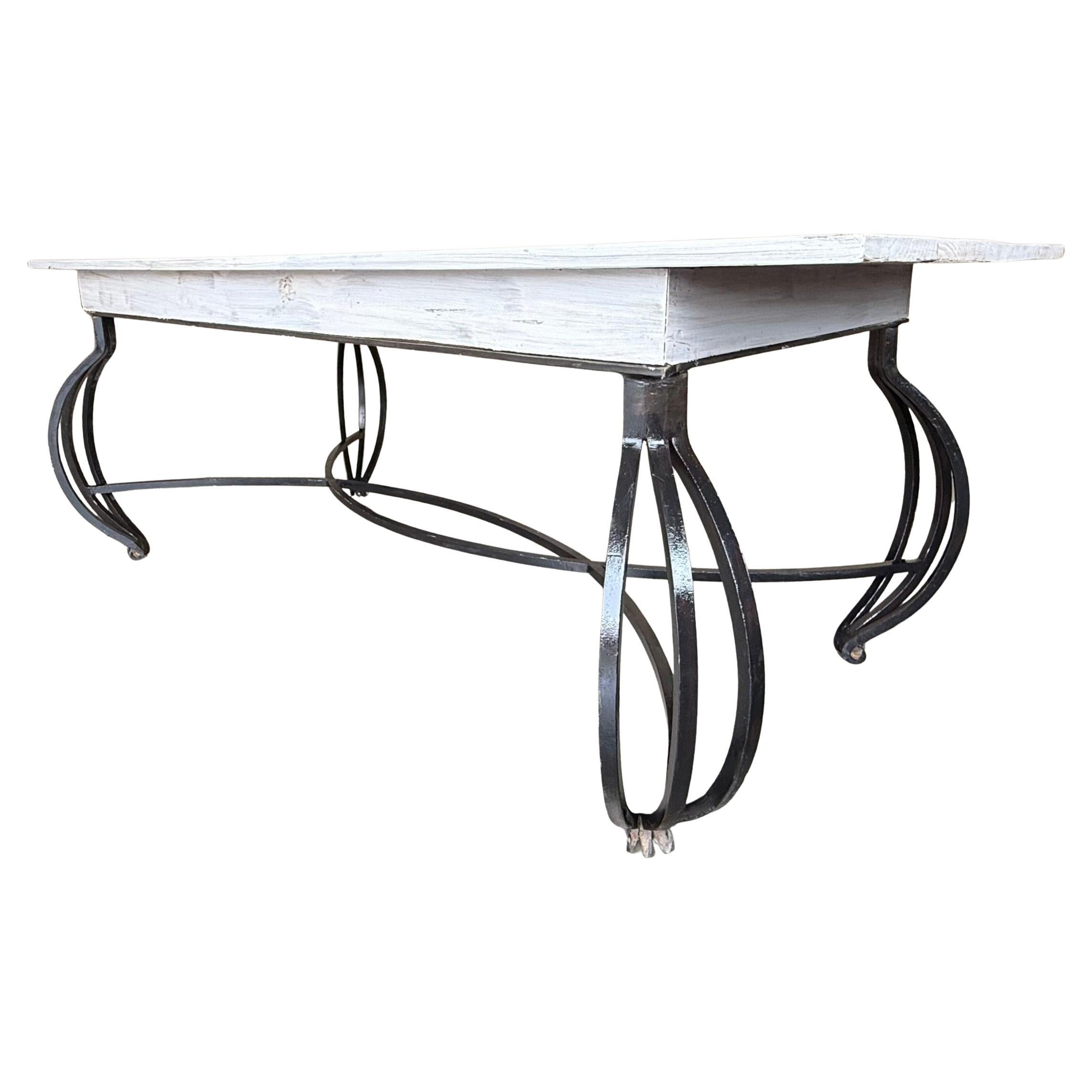 Mesa de Comedor con Gran Tablero de Madera Blanca y Patas Curvas de Hierro Forjado Macizo