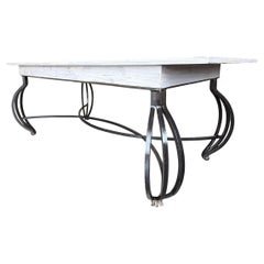 Mesa de Comedor con Gran Tablero de Madera Blanca y Patas Curvas de Hierro Forjado Macizo