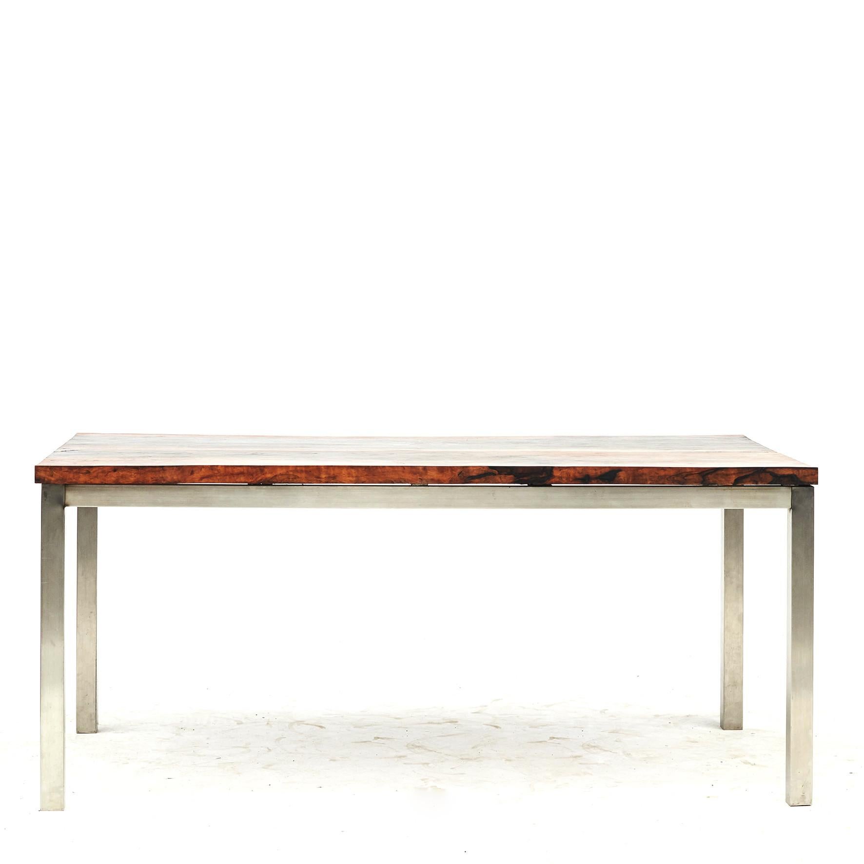 Mesa de comedor rectangular.
La parte superior está hecha de dos piezas antiguas de madera dura de Narra con hermosas vetas.
Base de latón / cromo que le da un toque industrial.

La narra es el árbol nacional de Filipinas y un árbol tropical de