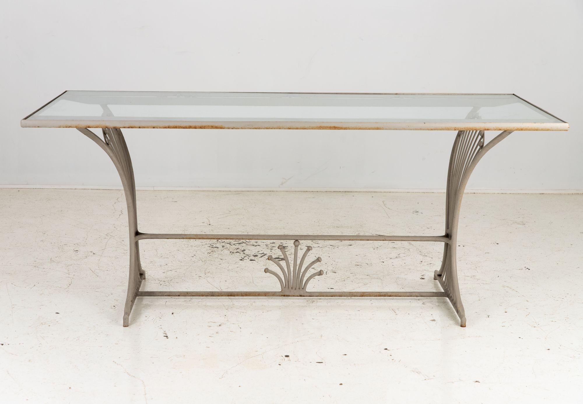 20ième siècle Table de salle à manger à motif de paon ou de feuille de blé, aluminium peint en gris en vente