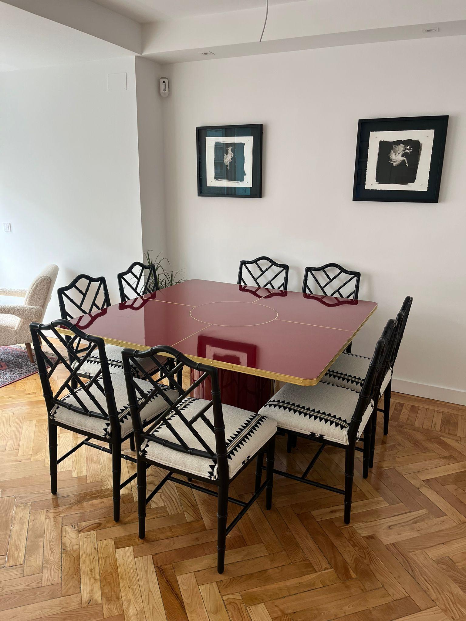 Espagnol Table de salle à manger avec Pedestal, stratifié brillant avec marqueterie de laiton - Taille L en vente
