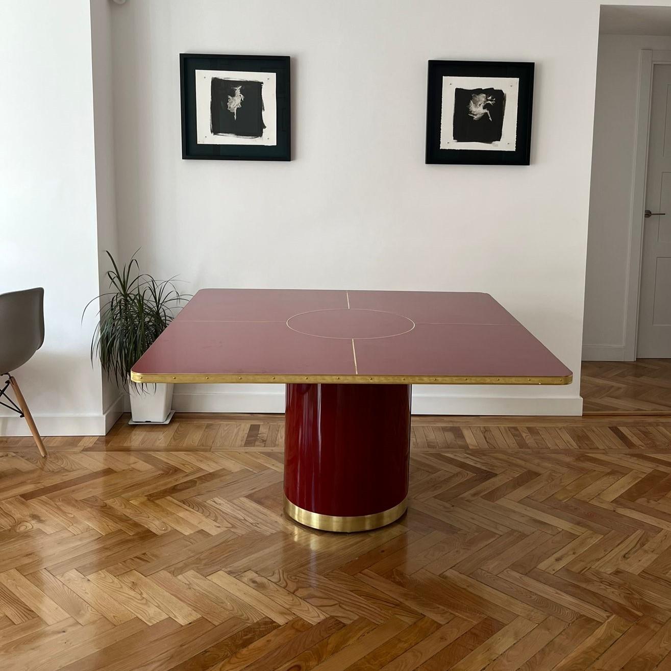 Dining Table with Pedestal, High Gloss Laminate with Brass Marquetry - Size L In New Condition For Sale In Alcoy, Alicante